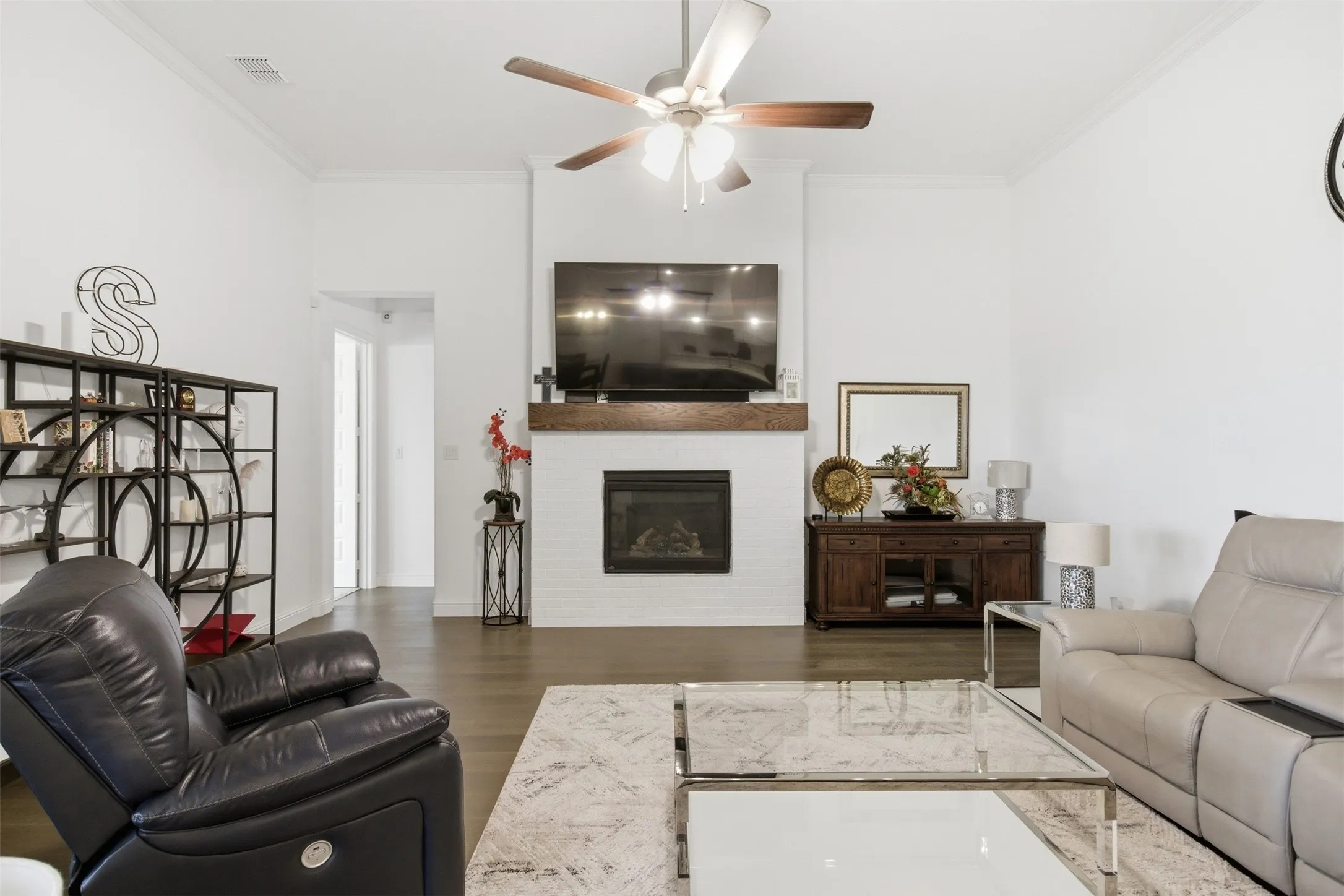 Single Family Residence For Sale in Johnson County , 6008 Glenwood Drive, Joshua, Texas 76058, 3 Bedroom, 3 Bathroom, 3 Garage spaces, 2,707 Sqft, built in 2022, Preowned, mls#21246732, Real Estate Agent in Joshua, Homes For Sale in Johnson county, Homes For Sale in Joshua, Realtor in Joshua Texas, Real Estate Brokerage Independent Realty Texas, Luminita Cordes Realtor