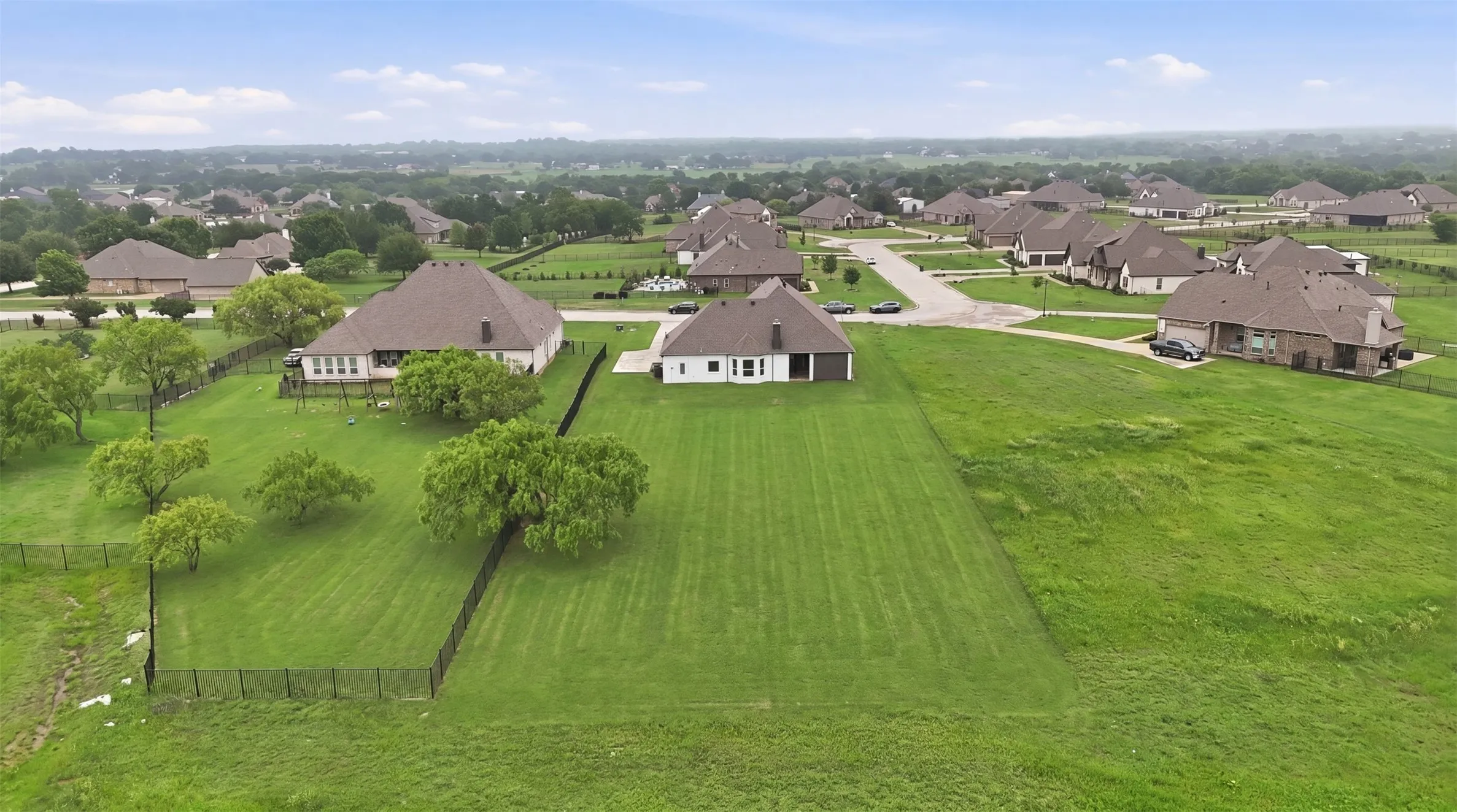 Single Family Residence For Sale in Johnson County , 6008 Glenwood Drive, Joshua, Texas 76058, 3 Bedroom, 3 Bathroom, 3 Garage spaces, 2,707 Sqft, built in 2022, Preowned, mls#21246732, Real Estate Agent in Joshua, Homes For Sale in Johnson county, Homes For Sale in Joshua, Realtor in Joshua Texas, Real Estate Brokerage Independent Realty Texas, Luminita Cordes Realtor