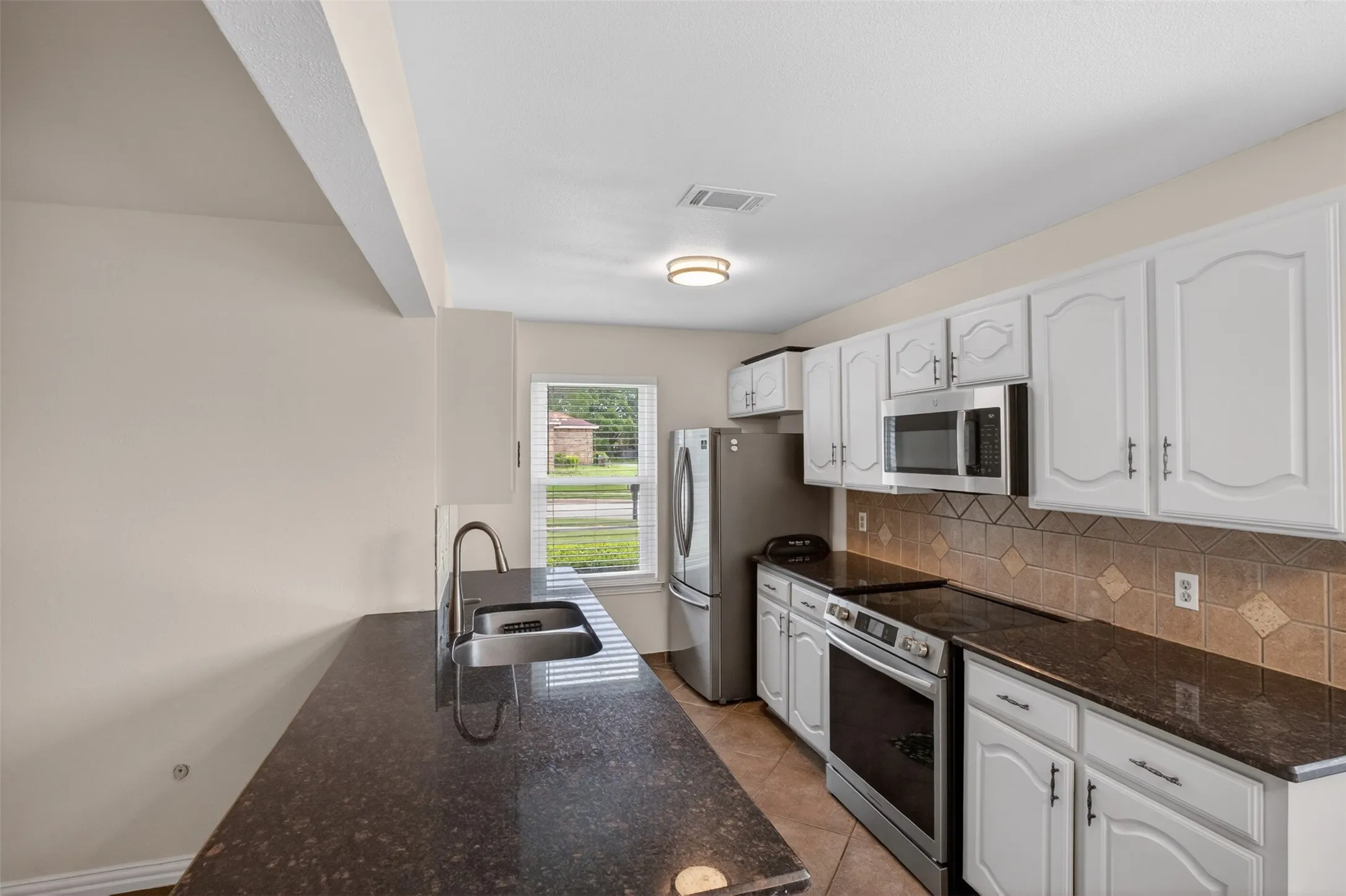 Single Family Residence For Sale in Dallas County , 7220 Elderberry Lane, Dallas, Texas 75249, 3 Bedroom, 2 Bathroom, 2 Garage spaces, 1,252 Sqft, built in 1981, mls#21245927, Real Estate Agent in Dallas, Homes For Sale in Dallas county, Homes For Sale in Dallas, Realtor in Dallas Texas, Real Estate Brokerage Independent Realty Texas, Luminita Cordes Realtor