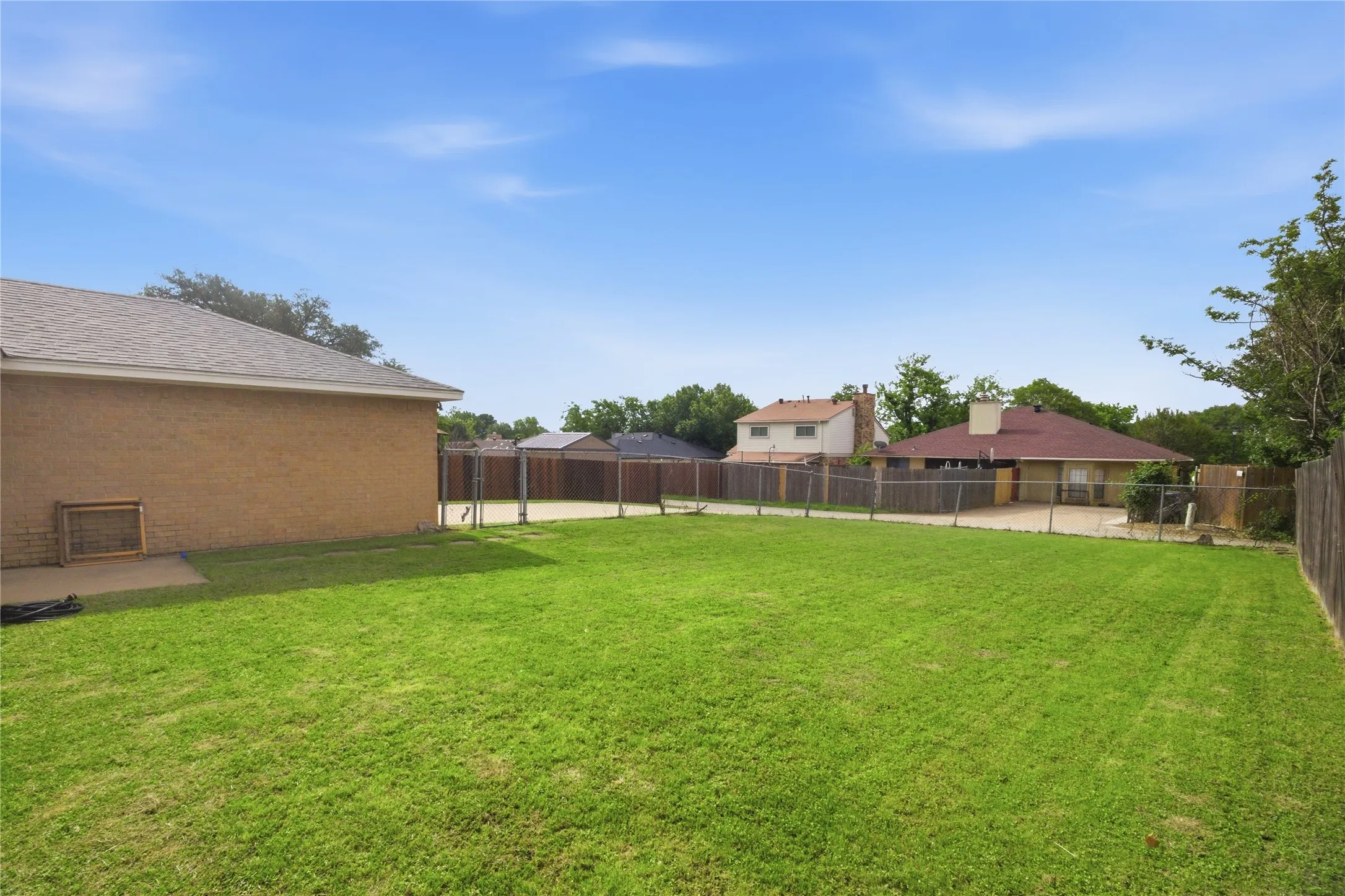 Single Family Residence For Sale in Dallas County , 7220 Elderberry Lane, Dallas, Texas 75249, 3 Bedroom, 2 Bathroom, 2 Garage spaces, 1,252 Sqft, built in 1981, mls#21245927, Real Estate Agent in Dallas, Homes For Sale in Dallas county, Homes For Sale in Dallas, Realtor in Dallas Texas, Real Estate Brokerage Independent Realty Texas, Luminita Cordes Realtor