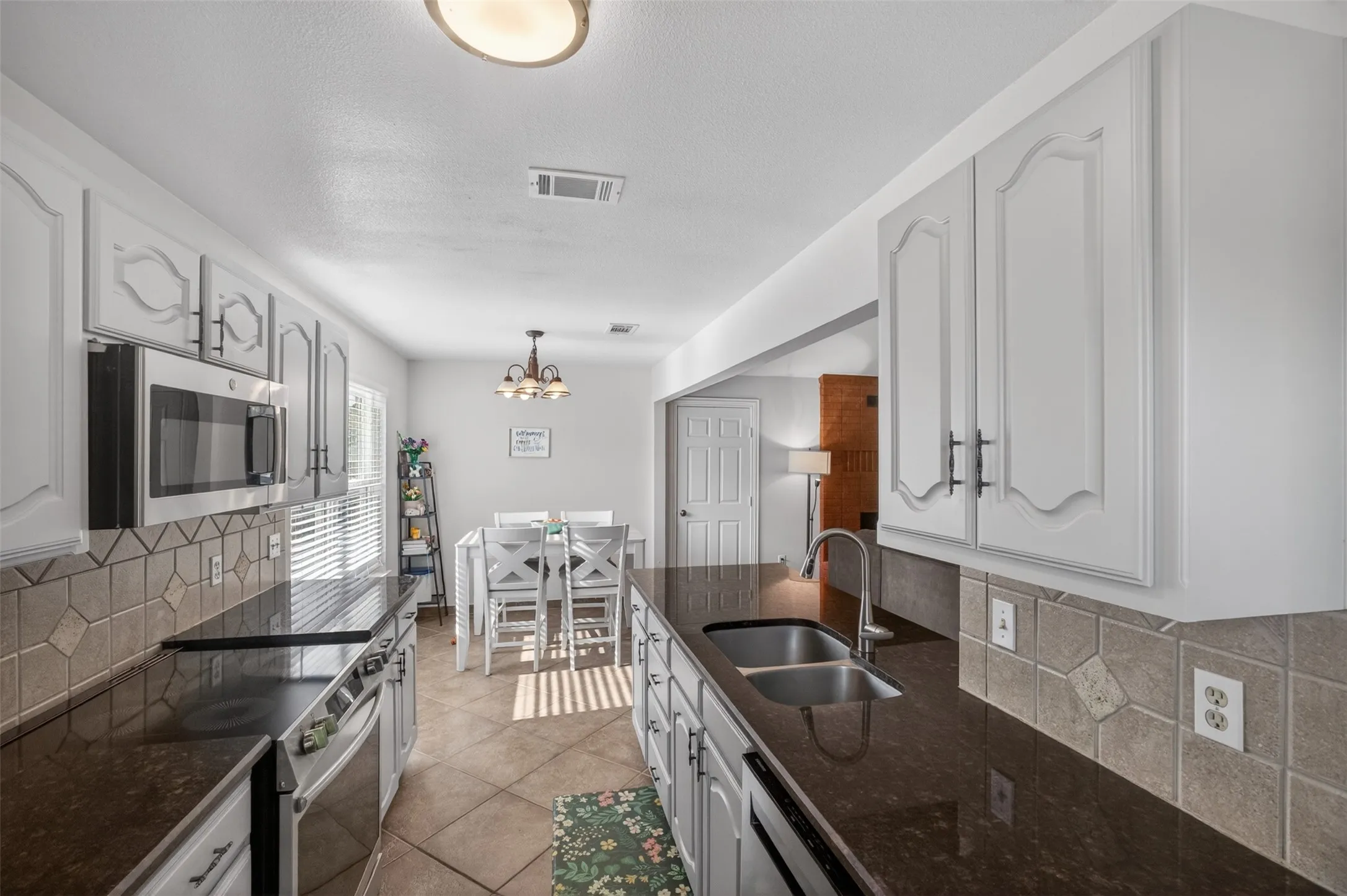 Single Family Residence For Sale in Dallas County , 7220 Elderberry Lane, Dallas, Texas 75249, 3 Bedroom, 2 Bathroom, 2 Garage spaces, 1,252 Sqft, built in 1981, mls#21245927, Real Estate Agent in Dallas, Homes For Sale in Dallas county, Homes For Sale in Dallas, Realtor in Dallas Texas, Real Estate Brokerage Independent Realty Texas, Luminita Cordes Realtor