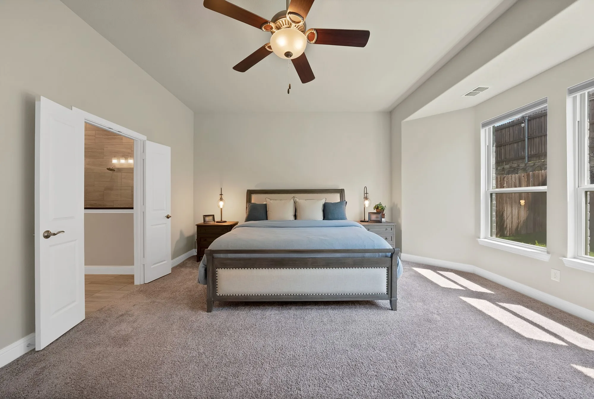 The property features a spacious room with light-colored walls and plush carpet flooring