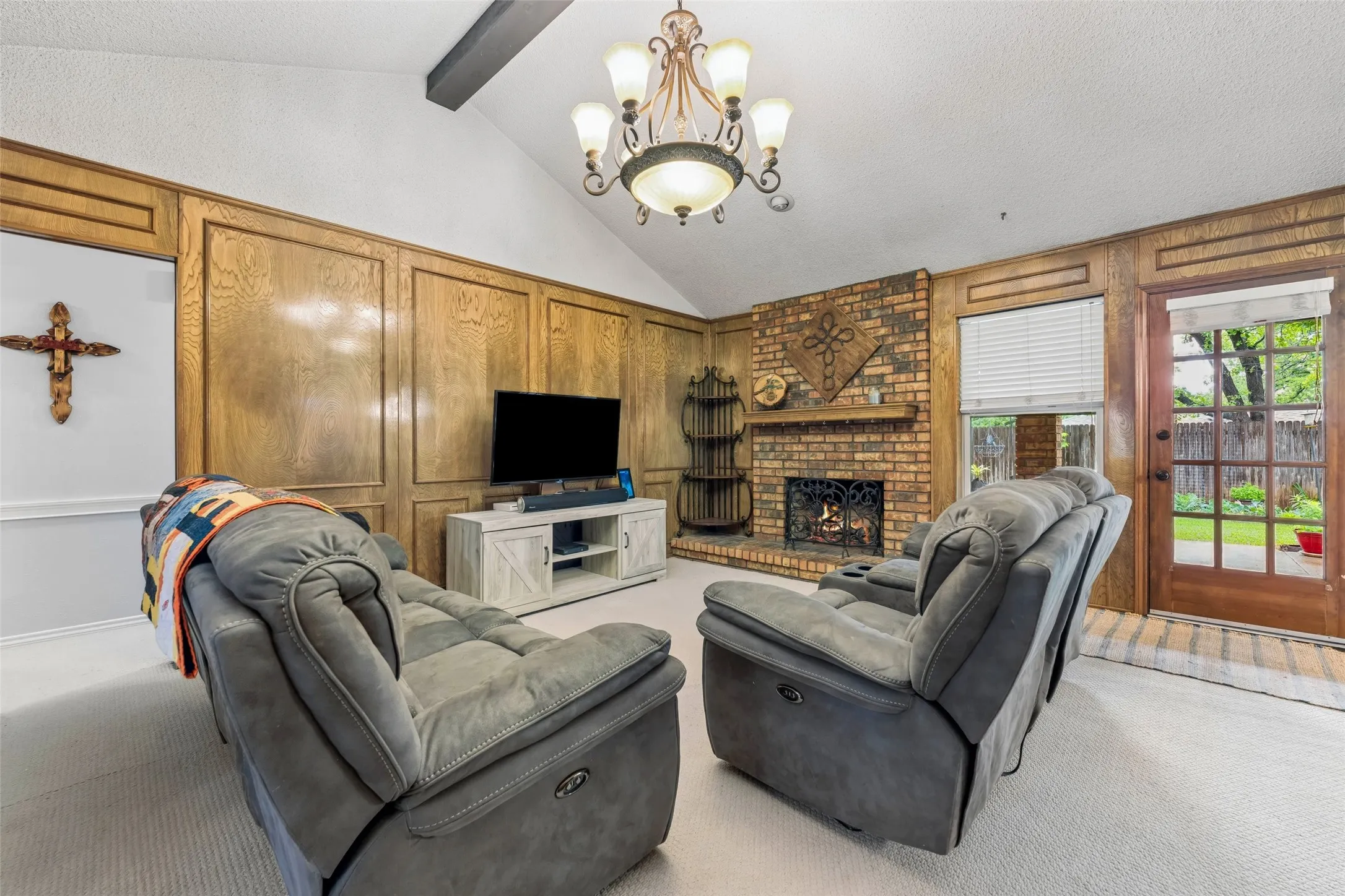 Single Family Residence For Sale in Tarrant County , 5707 Trail Crest Drive, Arlington, Texas 76017, 4 Bedroom, 2 Bathroom, 2 Garage spaces, 1,954 Sqft, built in 1977, Preowned, mls#21247902, Real Estate Agent in Arlington, Homes For Sale in Tarrant county, Homes For Sale in Arlington, Realtor in Arlington Texas, Real Estate Brokerage Independent Realty Texas, Luminita Cordes Realtor