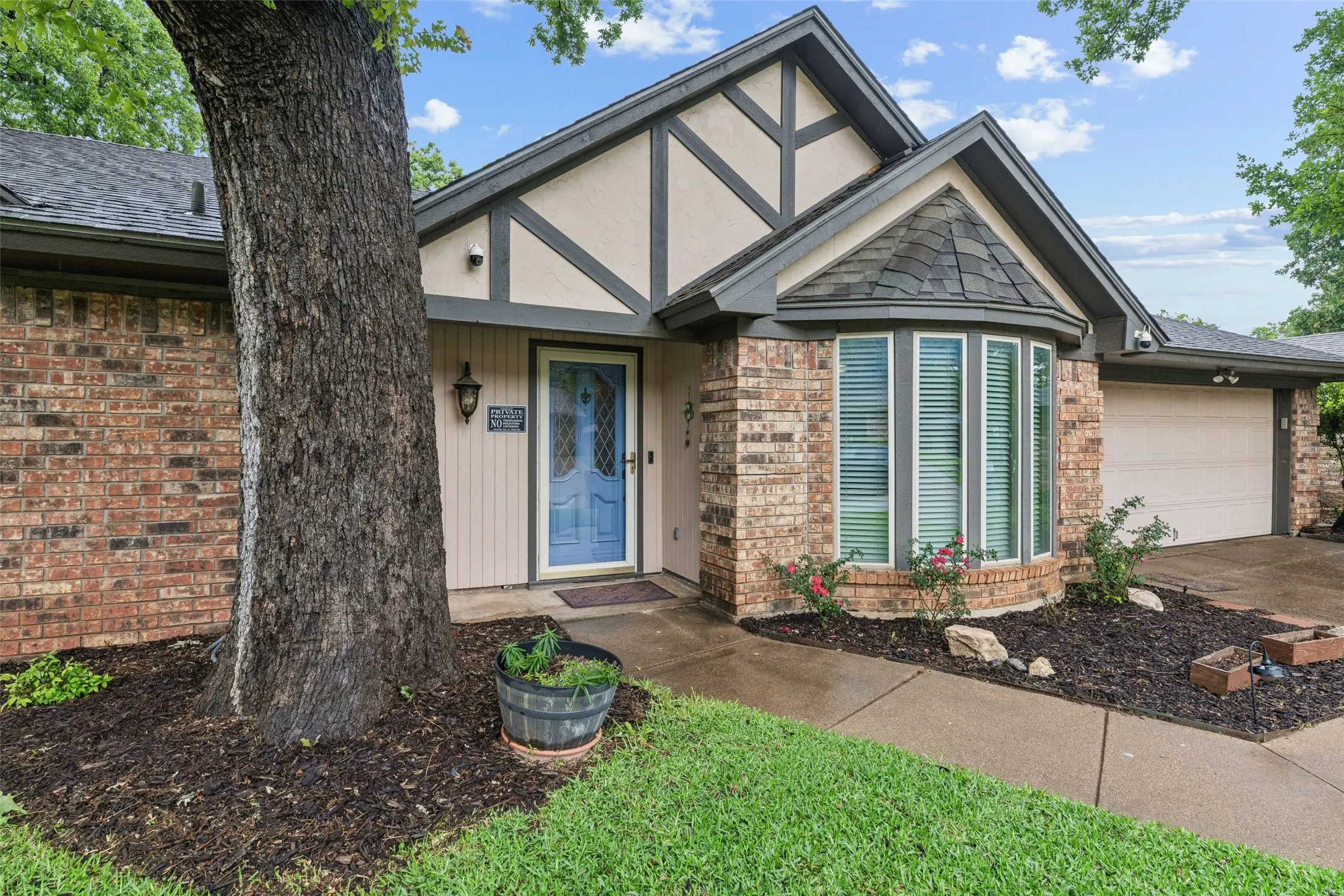 Single Family Residence For Sale in Tarrant County , 5707 Trail Crest Drive, Arlington, Texas 76017, 4 Bedroom, 2 Bathroom, 2 Garage spaces, 1,954 Sqft, built in 1977, Preowned, mls#21247902, Real Estate Agent in Arlington, Homes For Sale in Tarrant county, Homes For Sale in Arlington, Realtor in Arlington Texas, Real Estate Brokerage Independent Realty Texas, Luminita Cordes Realtor