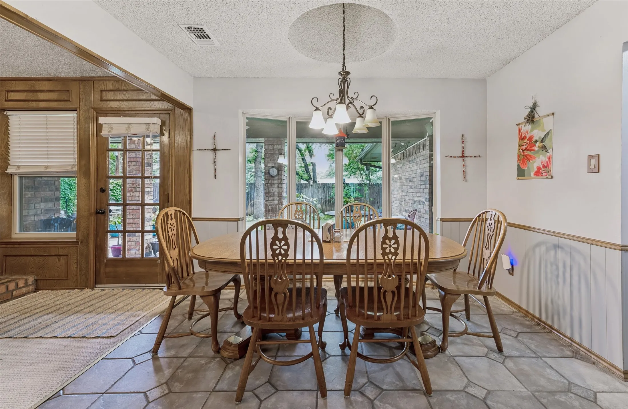 Single Family Residence For Sale in Tarrant County , 5707 Trail Crest Drive, Arlington, Texas 76017, 4 Bedroom, 2 Bathroom, 2 Garage spaces, 1,954 Sqft, built in 1977, Preowned, mls#21247902, Real Estate Agent in Arlington, Homes For Sale in Tarrant county, Homes For Sale in Arlington, Realtor in Arlington Texas, Real Estate Brokerage Independent Realty Texas, Luminita Cordes Realtor