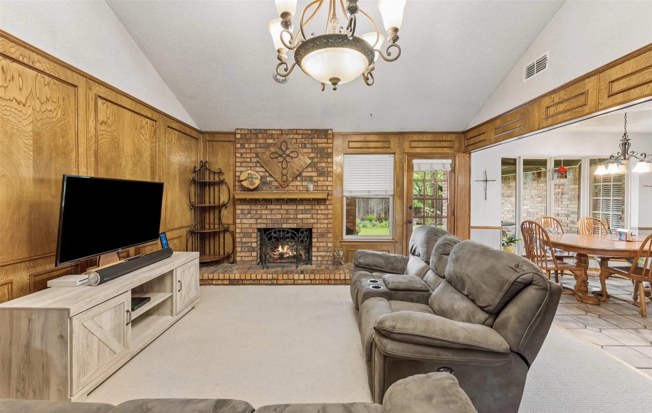 Single Family Residence For Sale in Tarrant County , 5707 Trail Crest Drive, Arlington, Texas 76017, 4 Bedroom, 2 Bathroom, 2 Garage spaces, 1,954 Sqft, built in 1977, Preowned, mls#21247902, Real Estate Agent in Arlington, Homes For Sale in Tarrant county, Homes For Sale in Arlington, Realtor in Arlington Texas, Real Estate Brokerage Independent Realty Texas, Luminita Cordes Realtor