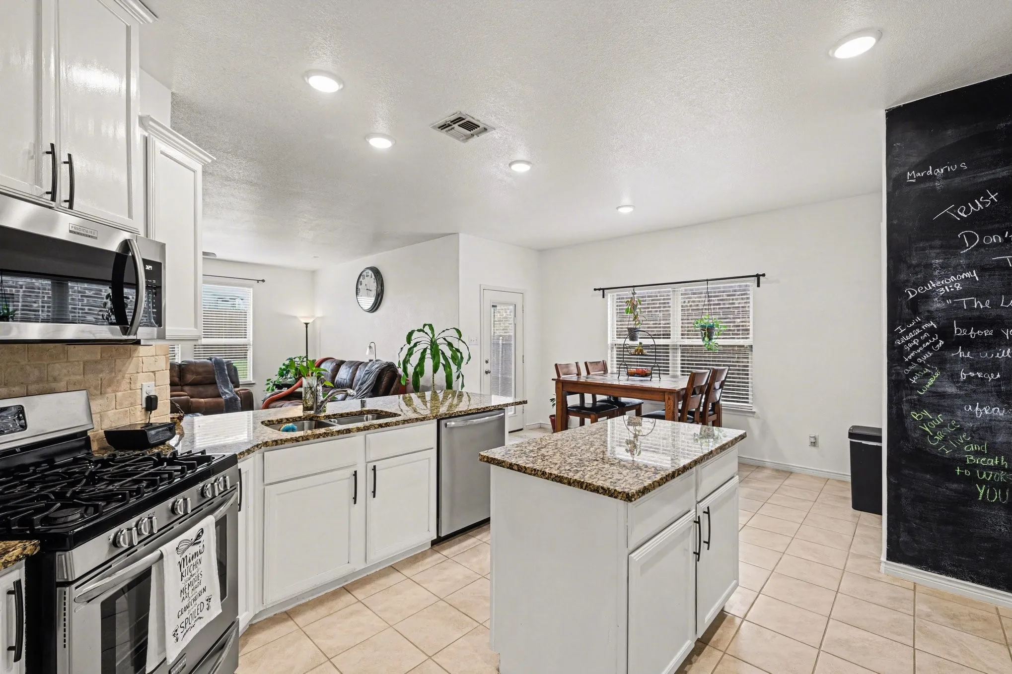 Single Family Residence For Sale in Denton County , 820 Lake Sierra Way, Little Elm, Texas 75068, 3 Bedroom, 3 Bathroom, 2 Garage spaces, 2,185 Sqft, built in 2017, Preowned, mls#21246704, Real Estate Agent in Little Elm, Homes For Sale in Denton county, Homes For Sale in Little Elm, Realtor in Little Elm Texas, Real Estate Brokerage Independent Realty Texas, Luminita Cordes Realtor
