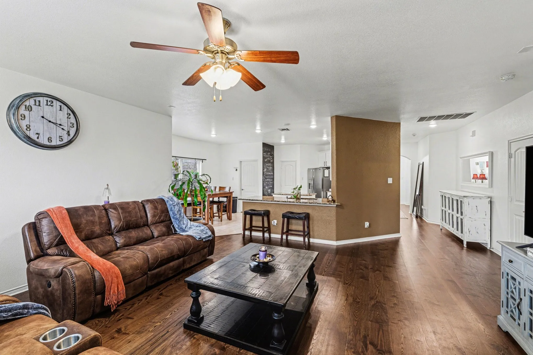 Single Family Residence For Sale in Denton County , 820 Lake Sierra Way, Little Elm, Texas 75068, 3 Bedroom, 3 Bathroom, 2 Garage spaces, 2,185 Sqft, built in 2017, Preowned, mls#21246704, Real Estate Agent in Little Elm, Homes For Sale in Denton county, Homes For Sale in Little Elm, Realtor in Little Elm Texas, Real Estate Brokerage Independent Realty Texas, Luminita Cordes Realtor