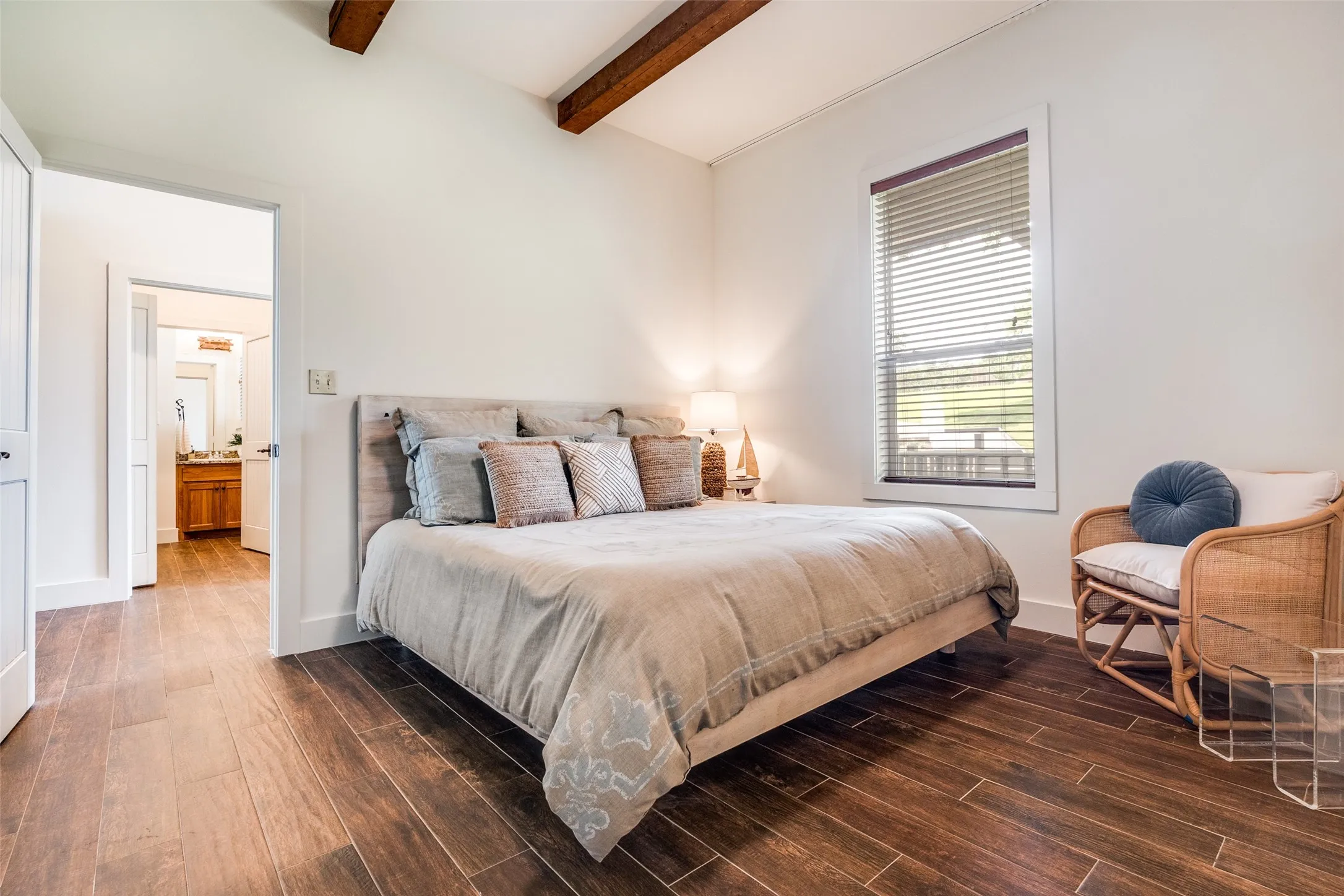 Single Family Residence For Sale in Franklin (TX) County , 1478 Charlya Drive, Scroggins, Texas 75480, 5 Bedroom, 6 Bathroom, Garage spaces, 3,937 Sqft, built in 2004, Preowned, mls#21248013, Real Estate Agent in Scroggins, Homes For Sale in Franklin (TX) county, Homes For Sale in Scroggins, Realtor in Scroggins Texas, Real Estate Brokerage Independent Realty Texas, Luminita Cordes Realtor