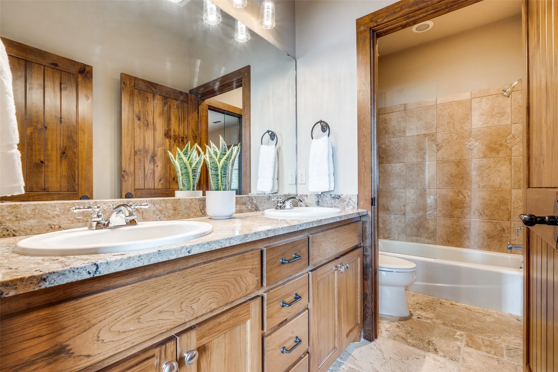Single Family Residence For Sale in Franklin (TX) County , 1478 Charlya Drive, Scroggins, Texas 75480, 5 Bedroom, 6 Bathroom, Garage spaces, 3,937 Sqft, built in 2004, Preowned, mls#21248013, Real Estate Agent in Scroggins, Homes For Sale in Franklin (TX) county, Homes For Sale in Scroggins, Realtor in Scroggins Texas, Real Estate Brokerage Independent Realty Texas, Luminita Cordes Realtor
