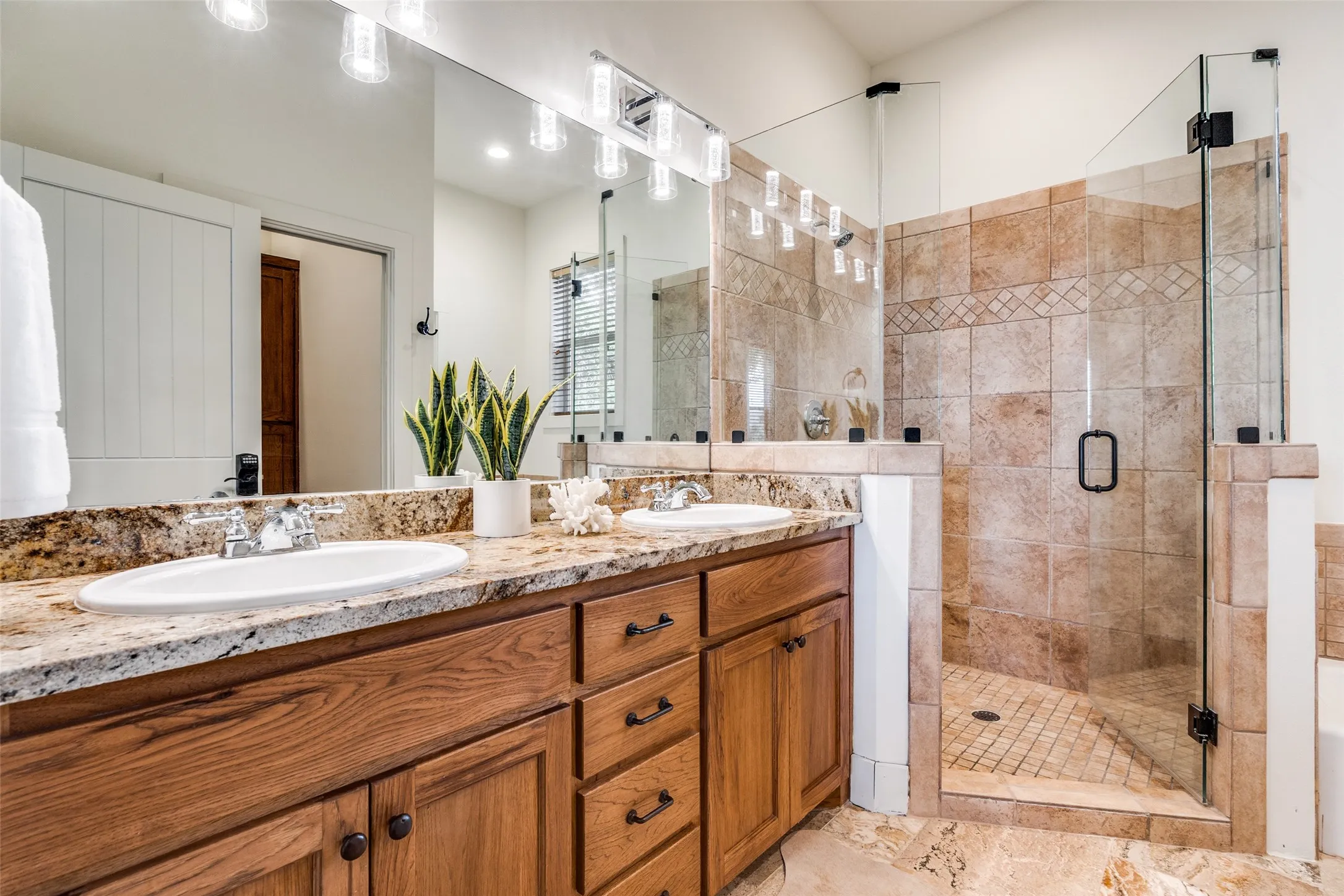 Single Family Residence For Sale in Franklin (TX) County , 1478 Charlya Drive, Scroggins, Texas 75480, 5 Bedroom, 6 Bathroom, Garage spaces, 3,937 Sqft, built in 2004, Preowned, mls#21248013, Real Estate Agent in Scroggins, Homes For Sale in Franklin (TX) county, Homes For Sale in Scroggins, Realtor in Scroggins Texas, Real Estate Brokerage Independent Realty Texas, Luminita Cordes Realtor