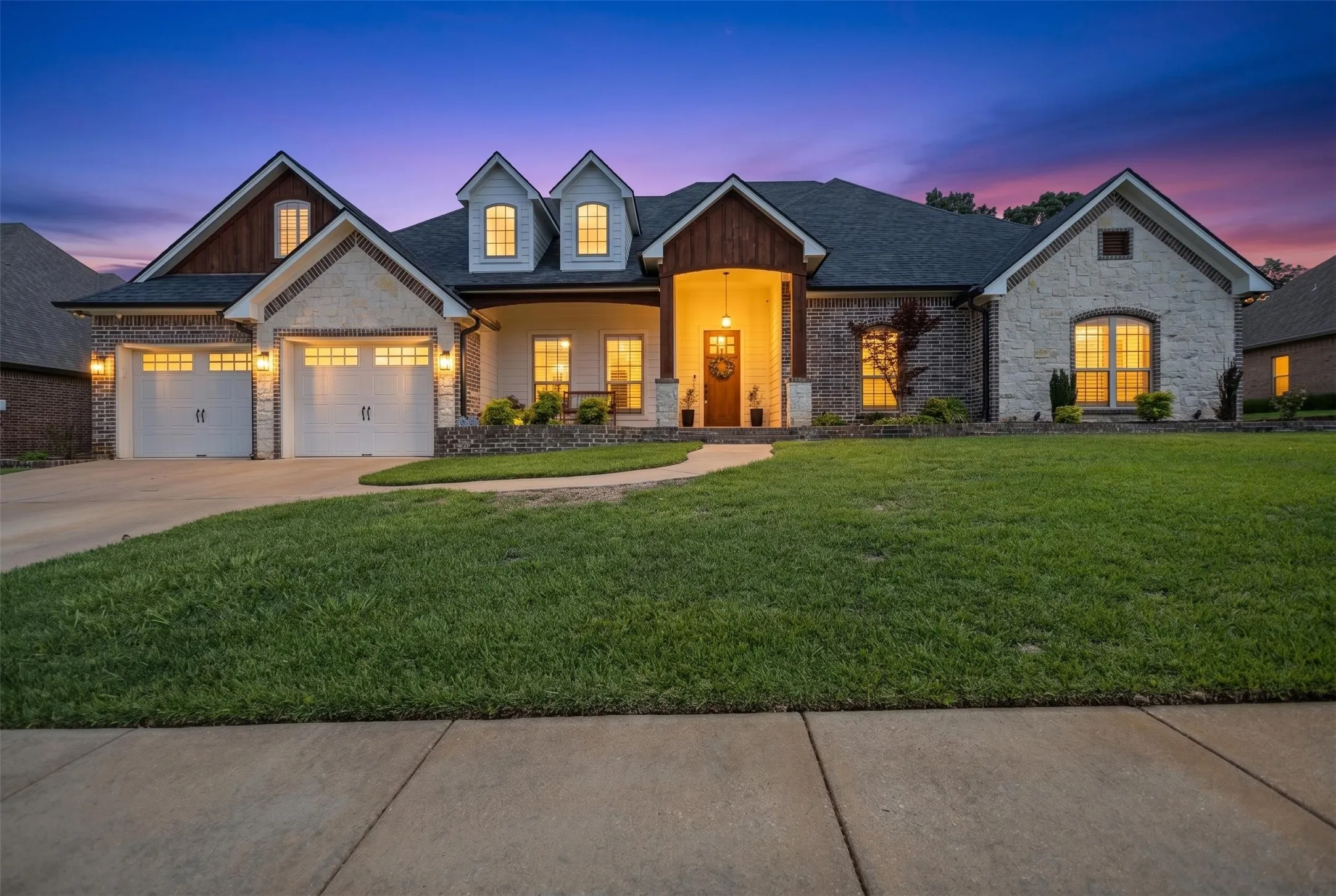 Single Family Residence For Sale in Smith County , 11176 Fox Trail, Flint, Texas 75762, 5 Bedroom, 5 Bathroom, 2 Garage spaces, 2,908 Sqft, built in 2009, Preowned, mls#21248287, Real Estate Agent in Flint, Homes For Sale in Smith county, Homes For Sale in Flint, Realtor in Flint Texas, Real Estate Brokerage Independent Realty Texas, Luminita Cordes Realtor