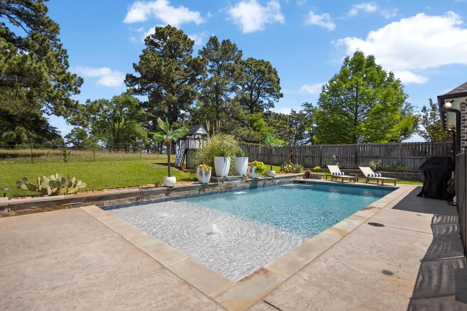 Single Family Residence For Sale in Smith County , 11176 Fox Trail, Flint, Texas 75762, 5 Bedroom, 5 Bathroom, 2 Garage spaces, 2,908 Sqft, built in 2009, Preowned, mls#21248287, Real Estate Agent in Flint, Homes For Sale in Smith county, Homes For Sale in Flint, Realtor in Flint Texas, Real Estate Brokerage Independent Realty Texas, Luminita Cordes Realtor