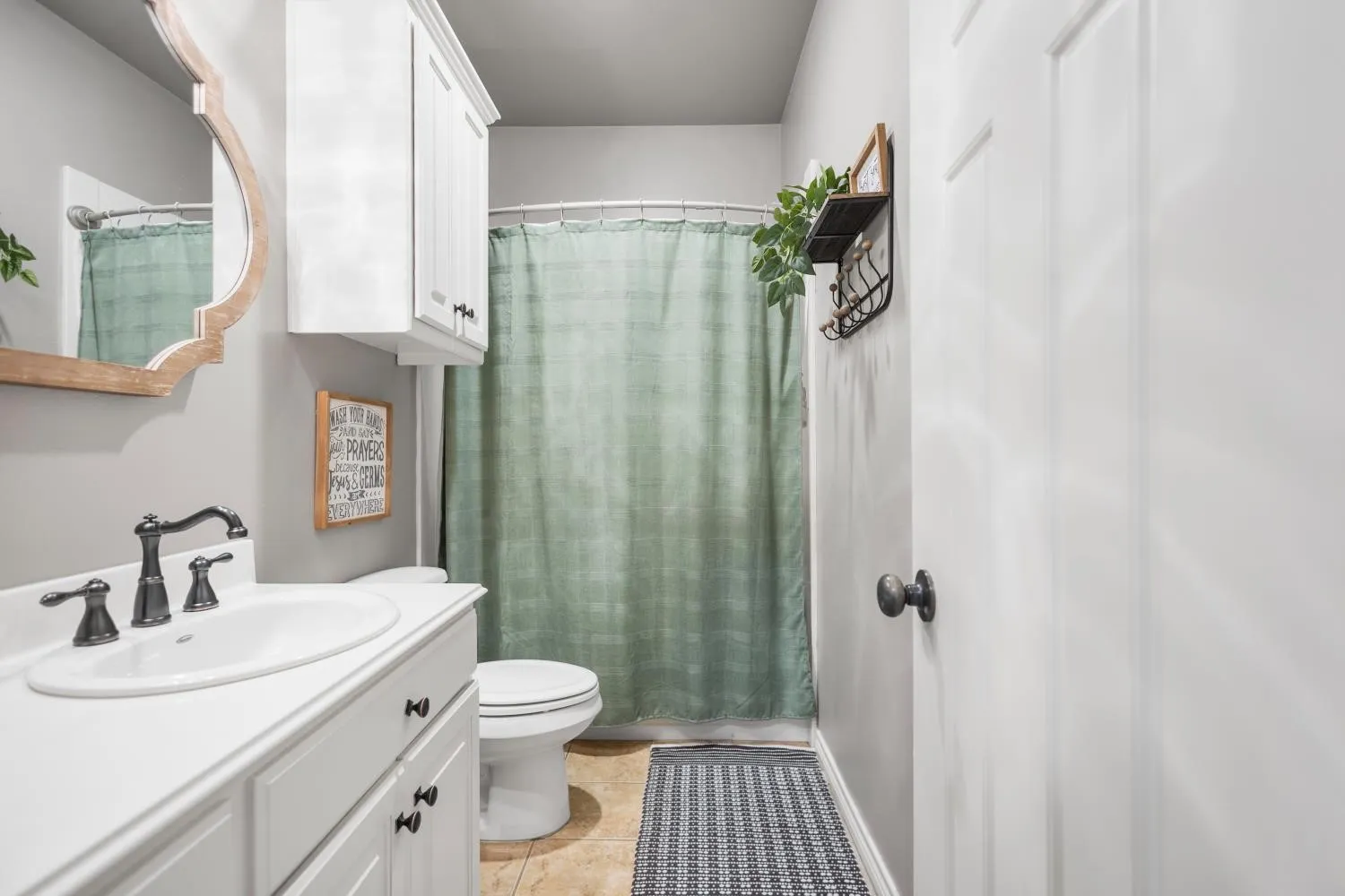 Single Family Residence For Sale in Smith County , 11176 Fox Trail, Flint, Texas 75762, 5 Bedroom, 5 Bathroom, 2 Garage spaces, 2,908 Sqft, built in 2009, Preowned, mls#21248287, Real Estate Agent in Flint, Homes For Sale in Smith county, Homes For Sale in Flint, Realtor in Flint Texas, Real Estate Brokerage Independent Realty Texas, Luminita Cordes Realtor