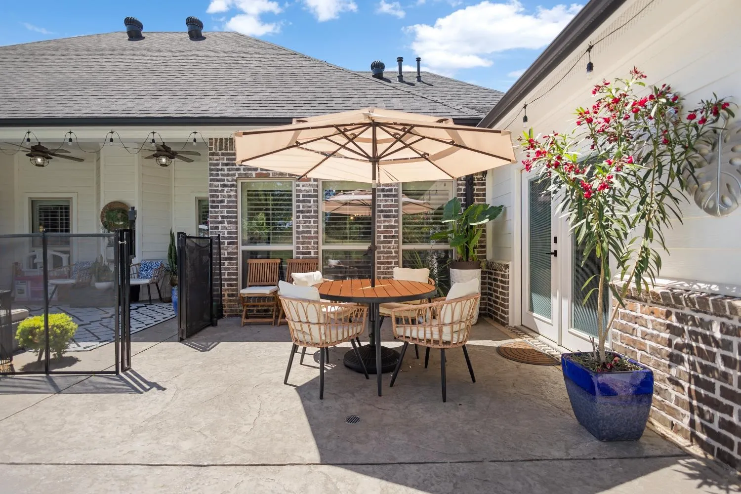 Single Family Residence For Sale in Smith County , 11176 Fox Trail, Flint, Texas 75762, 5 Bedroom, 5 Bathroom, 2 Garage spaces, 2,908 Sqft, built in 2009, Preowned, mls#21248287, Real Estate Agent in Flint, Homes For Sale in Smith county, Homes For Sale in Flint, Realtor in Flint Texas, Real Estate Brokerage Independent Realty Texas, Luminita Cordes Realtor