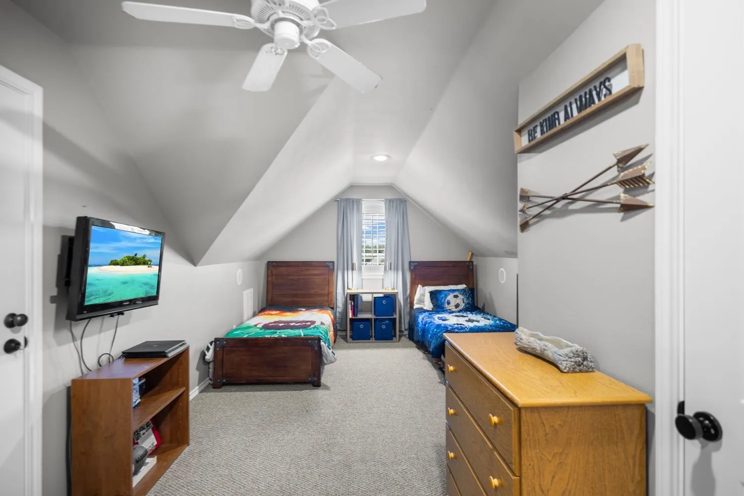 Single Family Residence For Sale in Smith County , 11176 Fox Trail, Flint, Texas 75762, 5 Bedroom, 5 Bathroom, 2 Garage spaces, 2,908 Sqft, built in 2009, Preowned, mls#21248287, Real Estate Agent in Flint, Homes For Sale in Smith county, Homes For Sale in Flint, Realtor in Flint Texas, Real Estate Brokerage Independent Realty Texas, Luminita Cordes Realtor