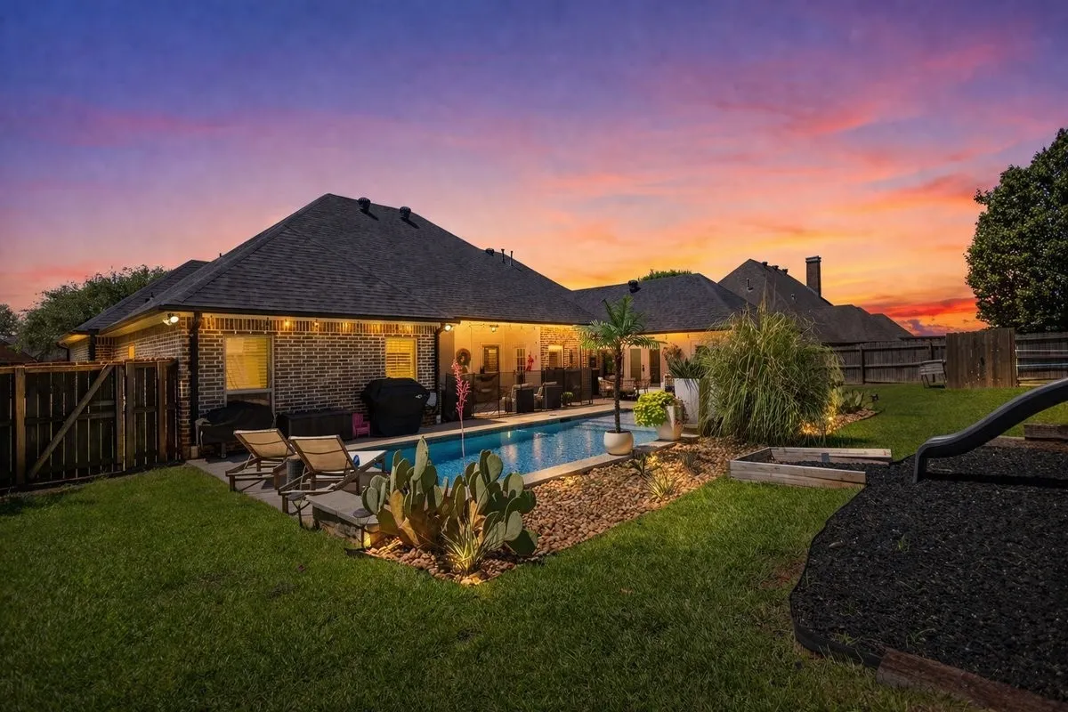 Single Family Residence For Sale in Smith County , 11176 Fox Trail, Flint, Texas 75762, 5 Bedroom, 5 Bathroom, 2 Garage spaces, 2,908 Sqft, built in 2009, Preowned, mls#21248287, Real Estate Agent in Flint, Homes For Sale in Smith county, Homes For Sale in Flint, Realtor in Flint Texas, Real Estate Brokerage Independent Realty Texas, Luminita Cordes Realtor