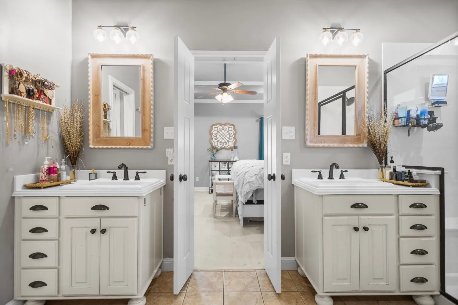 Single Family Residence For Sale in Smith County , 11176 Fox Trail, Flint, Texas 75762, 5 Bedroom, 5 Bathroom, 2 Garage spaces, 2,908 Sqft, built in 2009, Preowned, mls#21248287, Real Estate Agent in Flint, Homes For Sale in Smith county, Homes For Sale in Flint, Realtor in Flint Texas, Real Estate Brokerage Independent Realty Texas, Luminita Cordes Realtor