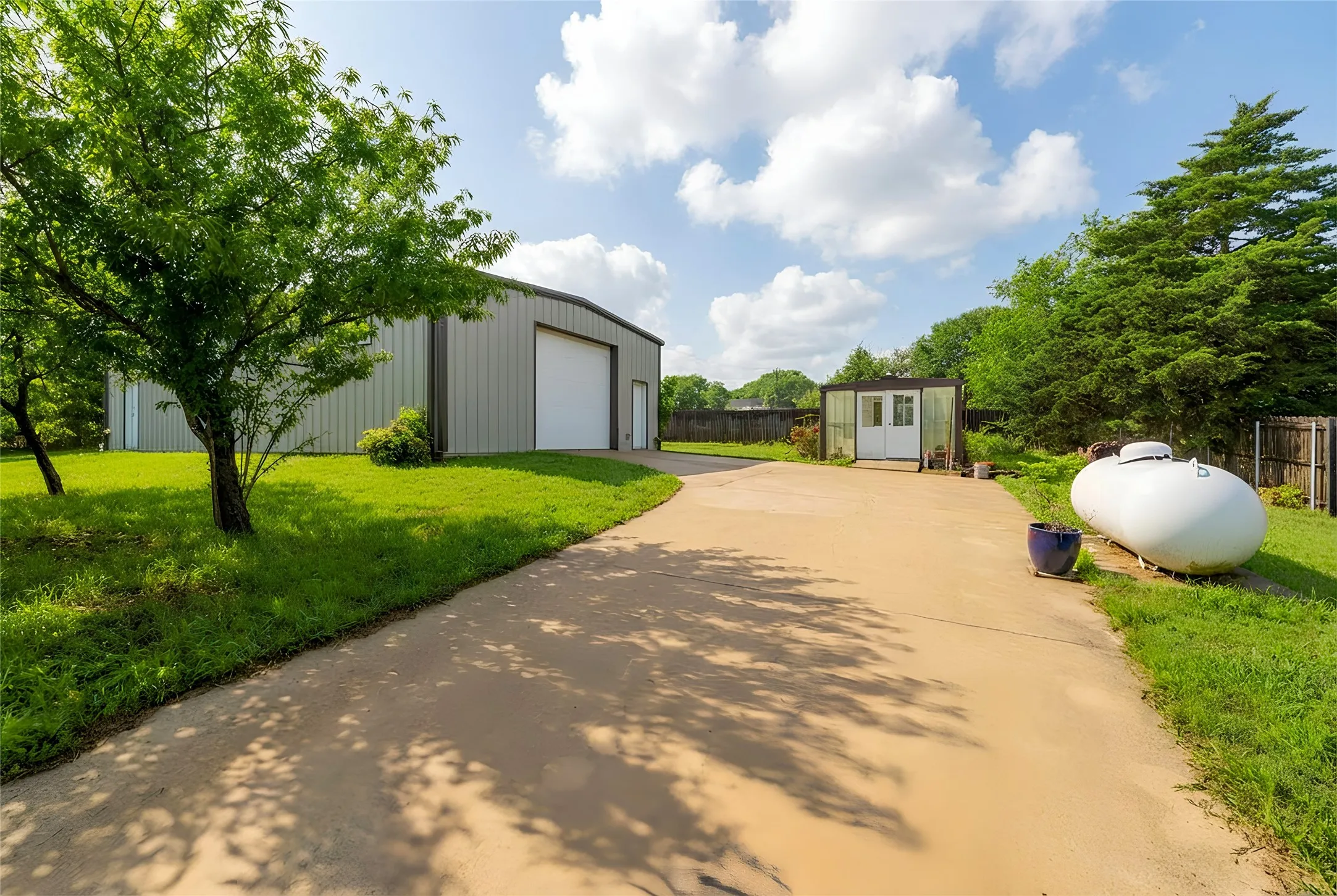 Single Family Residence For Sale in Tarrant County , 405 Kimbrough Road, Azle, Texas 76020, 4 Bedroom, 2 Bathroom, 2 Garage spaces, 1,794 Sqft, built in 2015, Preowned, Price $475,000, mls#21242098, Real Estate Agent in Azle, Homes For Sale in Tarrant county, Homes For Sale in Azle, Realtor in Azle Texas, Real Estate Brokerage Independent Realty Texas, Luminita Cordes Realtor