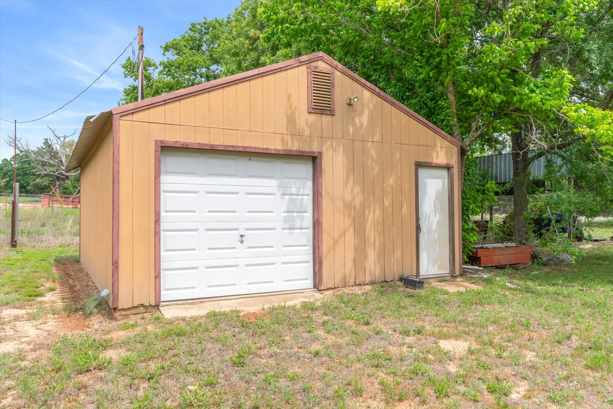Single Family Residence For Sale in Smith County , 13608 N SH-110, Tyler, Texas 75704, 3 Bedroom, 2 Bathroom, 2 Garage spaces, 1,608 Sqft, built in 1977, mls#21244698, Real Estate Agent in Tyler, Homes For Sale in Smith county, Homes For Sale in Tyler, Realtor in Tyler Texas, Real Estate Brokerage Independent Realty Texas, Luminita Cordes Realtor