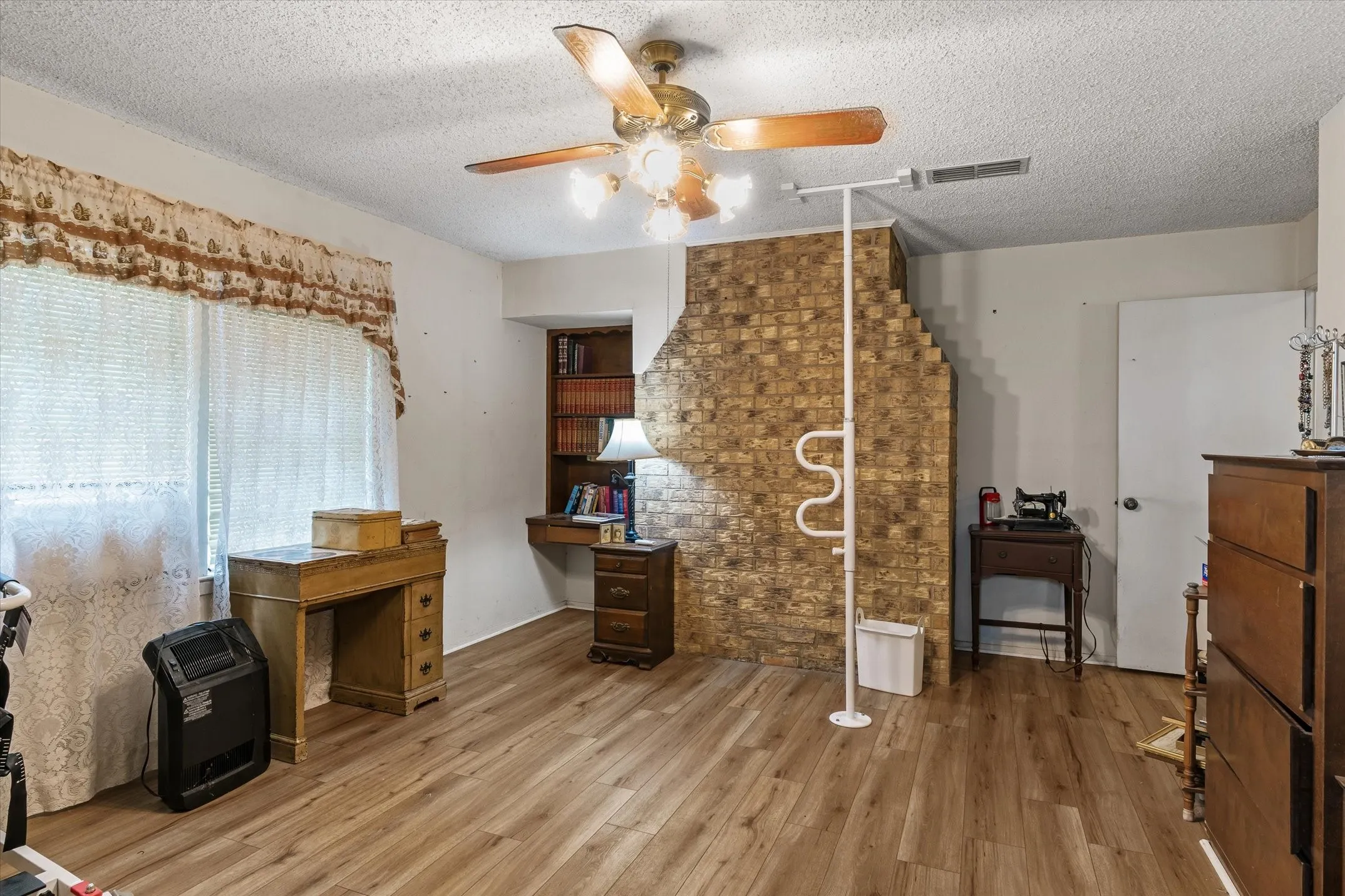 Single Family Residence For Sale in Smith County , 13608 N SH-110, Tyler, Texas 75704, 3 Bedroom, 2 Bathroom, 2 Garage spaces, 1,608 Sqft, built in 1977, mls#21244698, Real Estate Agent in Tyler, Homes For Sale in Smith county, Homes For Sale in Tyler, Realtor in Tyler Texas, Real Estate Brokerage Independent Realty Texas, Luminita Cordes Realtor
