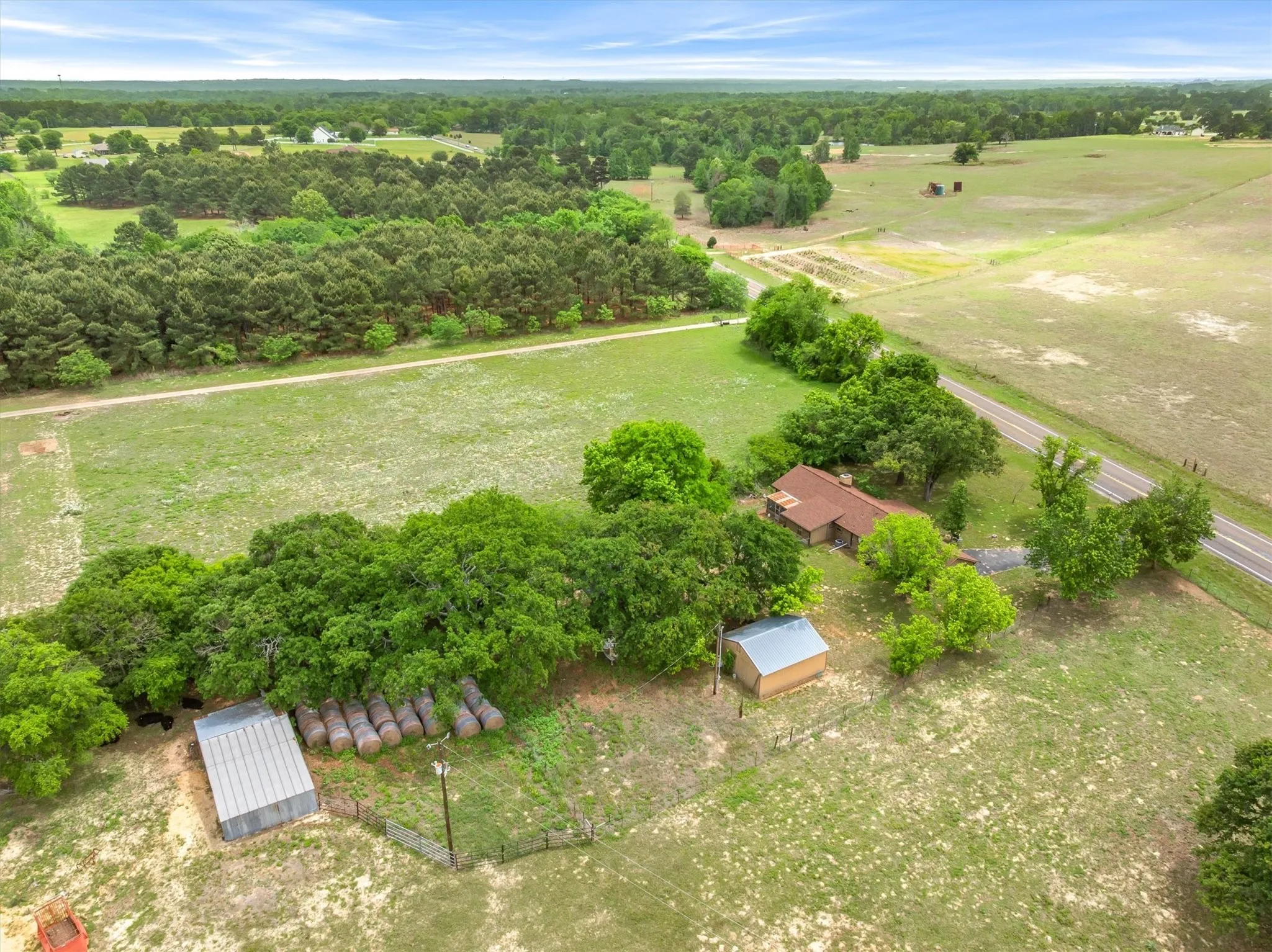 Single Family Residence For Sale in Smith County , 13608 N SH-110, Tyler, Texas 75704, 3 Bedroom, 2 Bathroom, 2 Garage spaces, 1,608 Sqft, built in 1977, mls#21244698, Real Estate Agent in Tyler, Homes For Sale in Smith county, Homes For Sale in Tyler, Realtor in Tyler Texas, Real Estate Brokerage Independent Realty Texas, Luminita Cordes Realtor