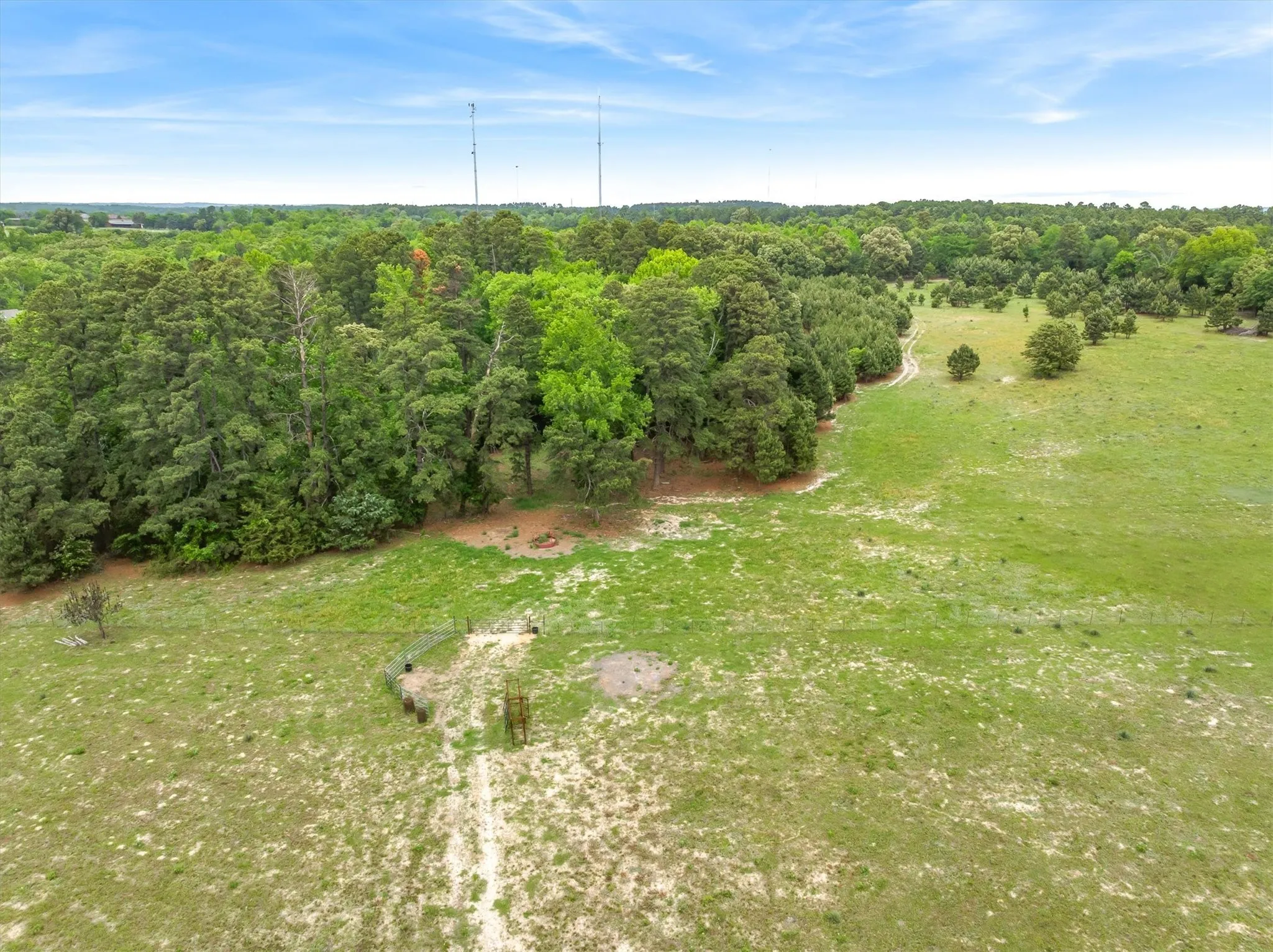 Single Family Residence For Sale in Smith County , 13608 N SH-110, Tyler, Texas 75704, 3 Bedroom, 2 Bathroom, 2 Garage spaces, 1,608 Sqft, built in 1977, mls#21244698, Real Estate Agent in Tyler, Homes For Sale in Smith county, Homes For Sale in Tyler, Realtor in Tyler Texas, Real Estate Brokerage Independent Realty Texas, Luminita Cordes Realtor