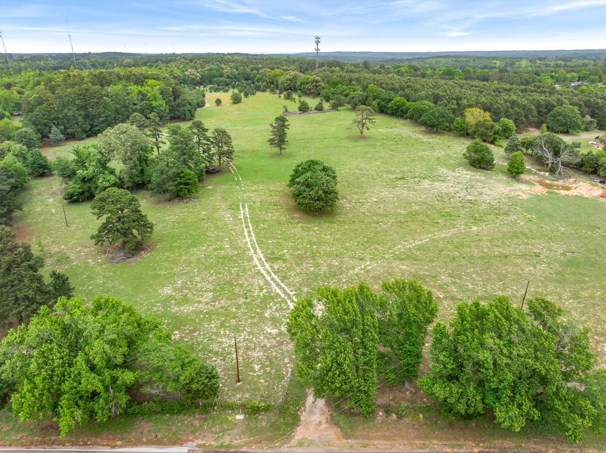 Single Family Residence For Sale in Smith County , 13608 N SH-110, Tyler, Texas 75704, 3 Bedroom, 2 Bathroom, 2 Garage spaces, 1,608 Sqft, built in 1977, mls#21244698, Real Estate Agent in Tyler, Homes For Sale in Smith county, Homes For Sale in Tyler, Realtor in Tyler Texas, Real Estate Brokerage Independent Realty Texas, Luminita Cordes Realtor