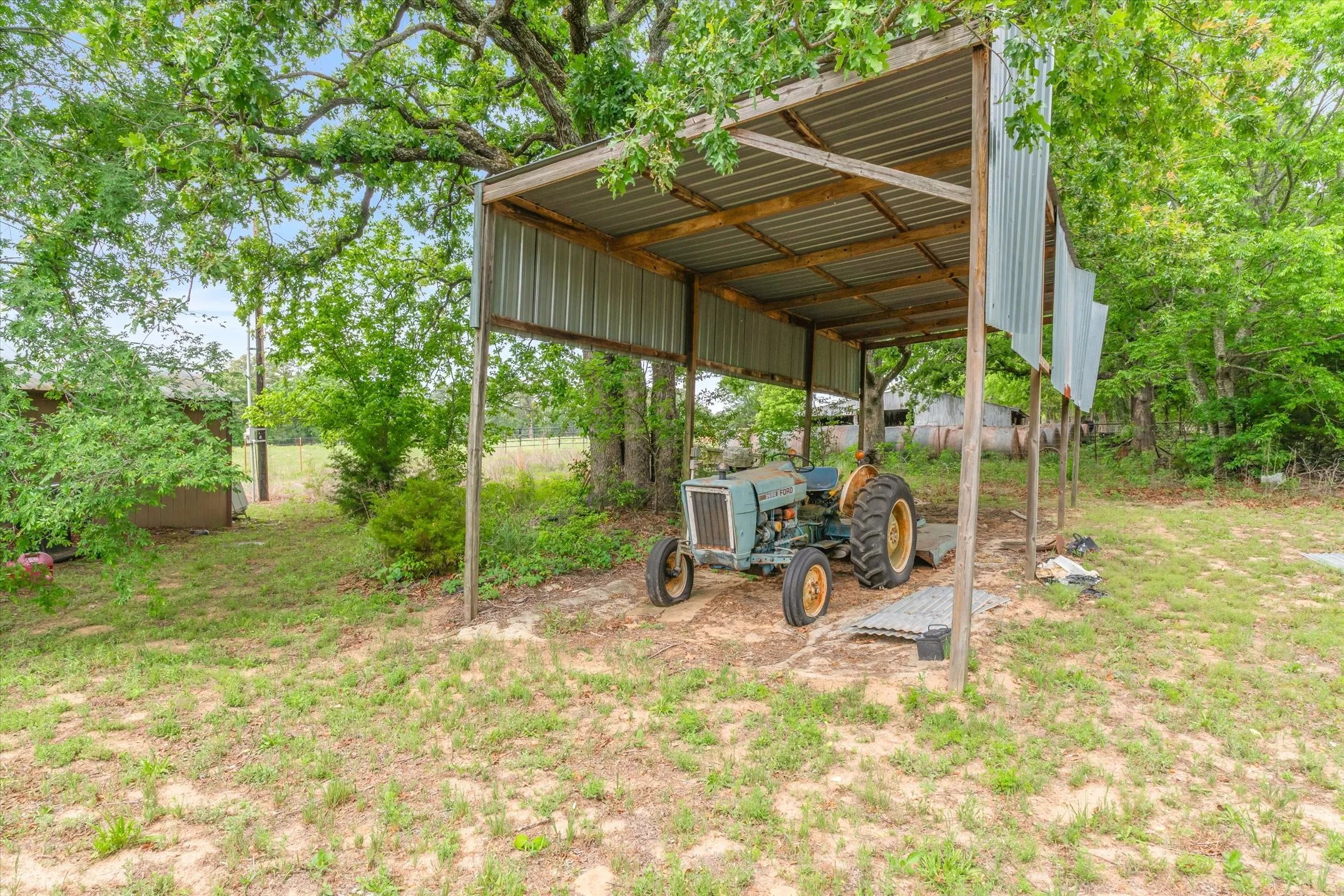 Single Family Residence For Sale in Smith County , 13608 N SH-110, Tyler, Texas 75704, 3 Bedroom, 2 Bathroom, 2 Garage spaces, 1,608 Sqft, built in 1977, mls#21244698, Real Estate Agent in Tyler, Homes For Sale in Smith county, Homes For Sale in Tyler, Realtor in Tyler Texas, Real Estate Brokerage Independent Realty Texas, Luminita Cordes Realtor