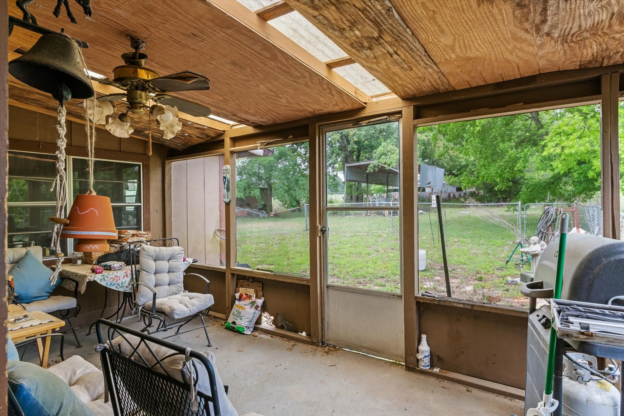 Single Family Residence For Sale in Smith County , 13608 N SH-110, Tyler, Texas 75704, 3 Bedroom, 2 Bathroom, 2 Garage spaces, 1,608 Sqft, built in 1977, mls#21244698, Real Estate Agent in Tyler, Homes For Sale in Smith county, Homes For Sale in Tyler, Realtor in Tyler Texas, Real Estate Brokerage Independent Realty Texas, Luminita Cordes Realtor