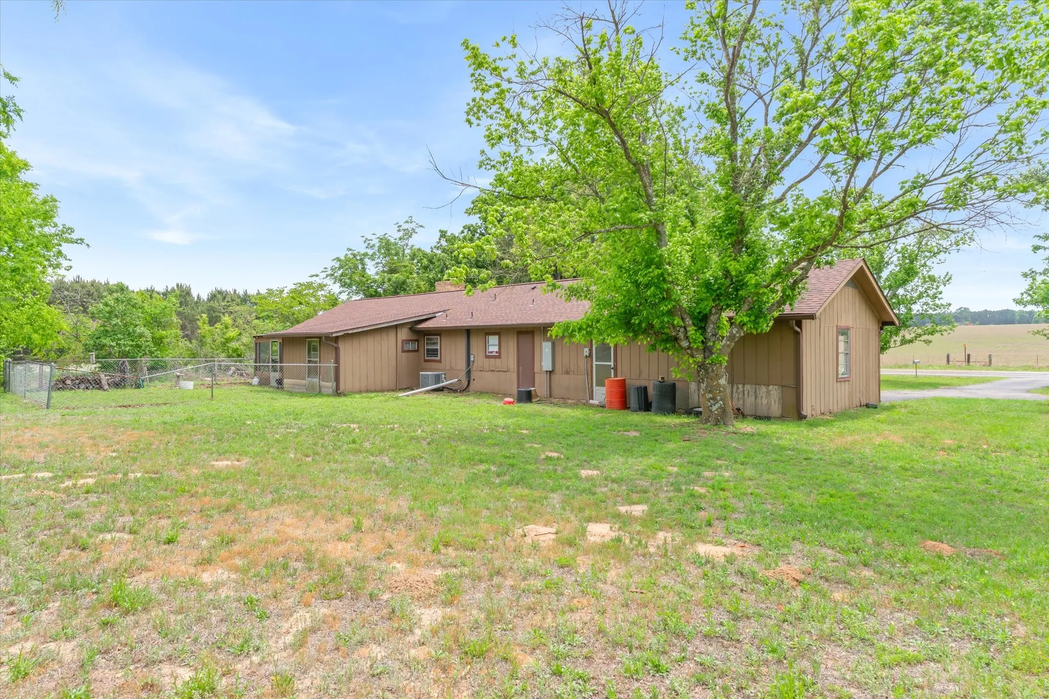 Single Family Residence For Sale in Smith County , 13608 N SH-110, Tyler, Texas 75704, 3 Bedroom, 2 Bathroom, 2 Garage spaces, 1,608 Sqft, built in 1977, mls#21244698, Real Estate Agent in Tyler, Homes For Sale in Smith county, Homes For Sale in Tyler, Realtor in Tyler Texas, Real Estate Brokerage Independent Realty Texas, Luminita Cordes Realtor
