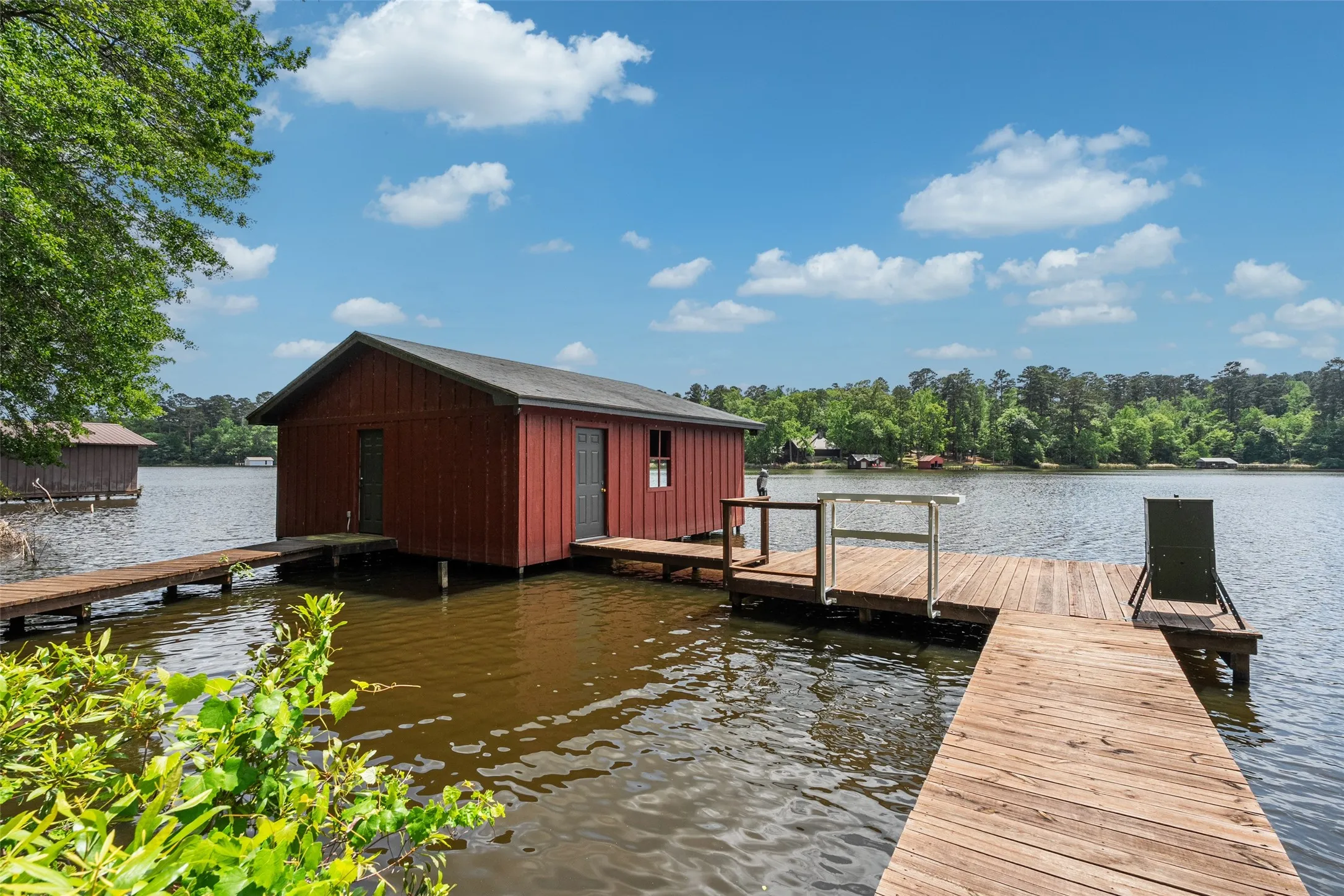 Single Family Residence For Sale in Wood County , 913 Private Road 6665, Mineola, Texas 75773, 3 Bedroom, 4 Bathroom, 2 Garage spaces, 3,227 Sqft, built in 2021, Price $1,325,000, mls#21248277, Real Estate Agent in Mineola, Homes For Sale in Wood county, Homes For Sale in Mineola, Realtor in Mineola Texas, Real Estate Brokerage Independent Realty Texas, Luminita Cordes Realtor