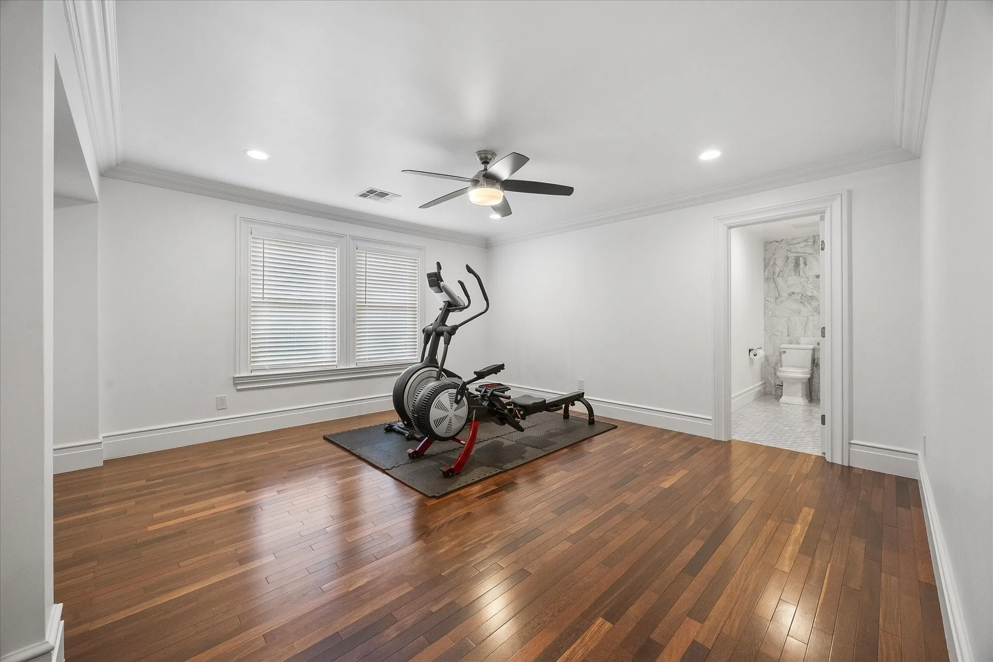 Single Family Residence For Sale in Kaufman County , 726 Griffith Avenue, Terrell, Texas 75160, 4 Bedroom, 4 Bathroom, 2 Garage spaces, 4,137 Sqft, built in 2015, Preowned, mls#21244324, Real Estate Agent in Terrell, Homes For Sale in Kaufman county, Homes For Sale in Terrell, Realtor in Terrell Texas, Real Estate Brokerage Independent Realty Texas, Luminita Cordes Realtor