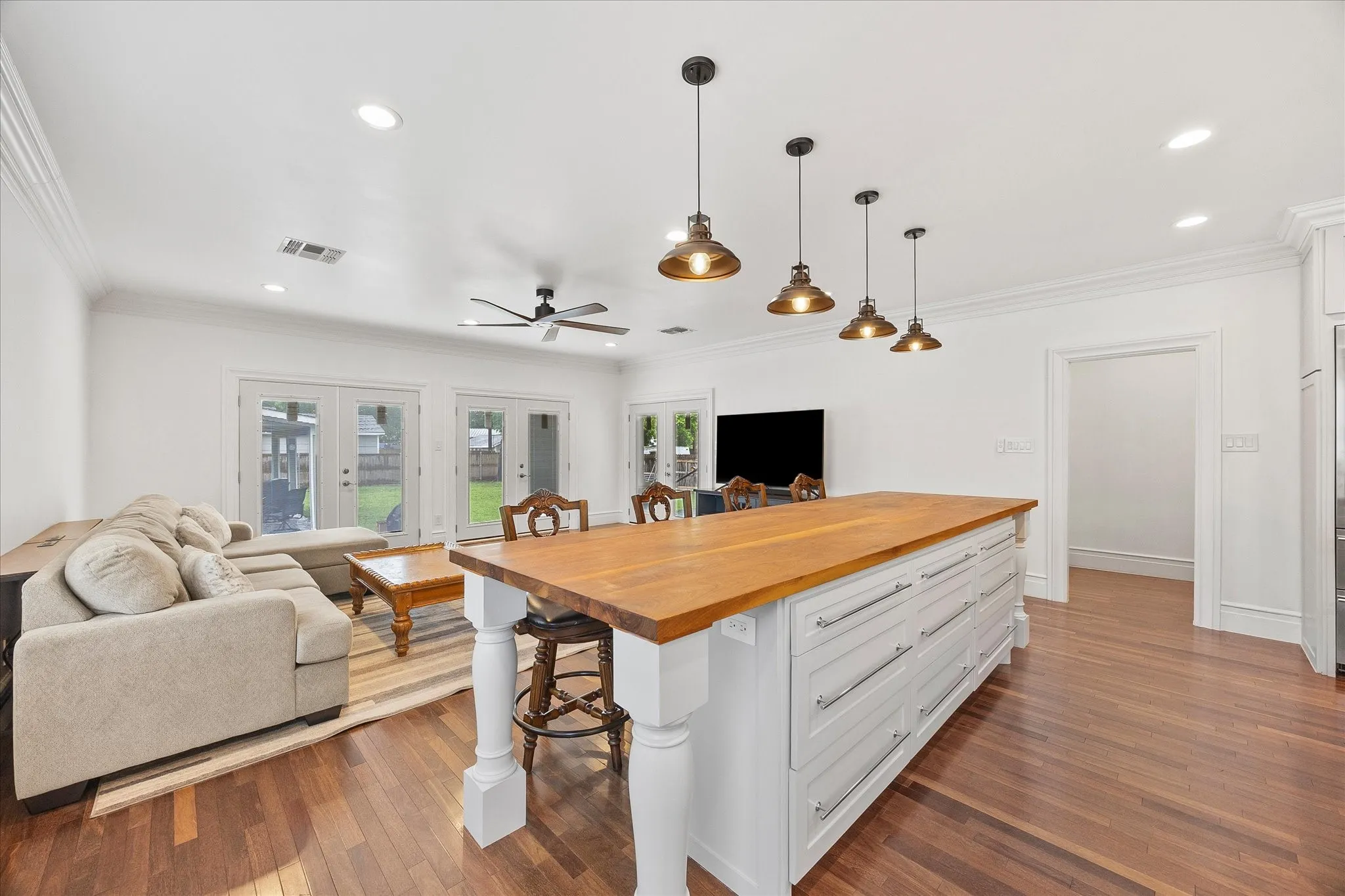 Single Family Residence For Sale in Kaufman County , 726 Griffith Avenue, Terrell, Texas 75160, 4 Bedroom, 4 Bathroom, 2 Garage spaces, 4,137 Sqft, built in 2015, Preowned, mls#21244324, Real Estate Agent in Terrell, Homes For Sale in Kaufman county, Homes For Sale in Terrell, Realtor in Terrell Texas, Real Estate Brokerage Independent Realty Texas, Luminita Cordes Realtor