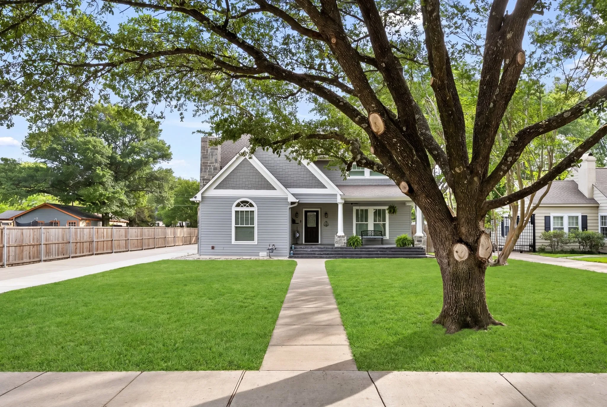 Single Family Residence For Sale in Kaufman County , 726 Griffith Avenue, Terrell, Texas 75160, 4 Bedroom, 4 Bathroom, 2 Garage spaces, 4,137 Sqft, built in 2015, Preowned, mls#21244324, Real Estate Agent in Terrell, Homes For Sale in Kaufman county, Homes For Sale in Terrell, Realtor in Terrell Texas, Real Estate Brokerage Independent Realty Texas, Luminita Cordes Realtor