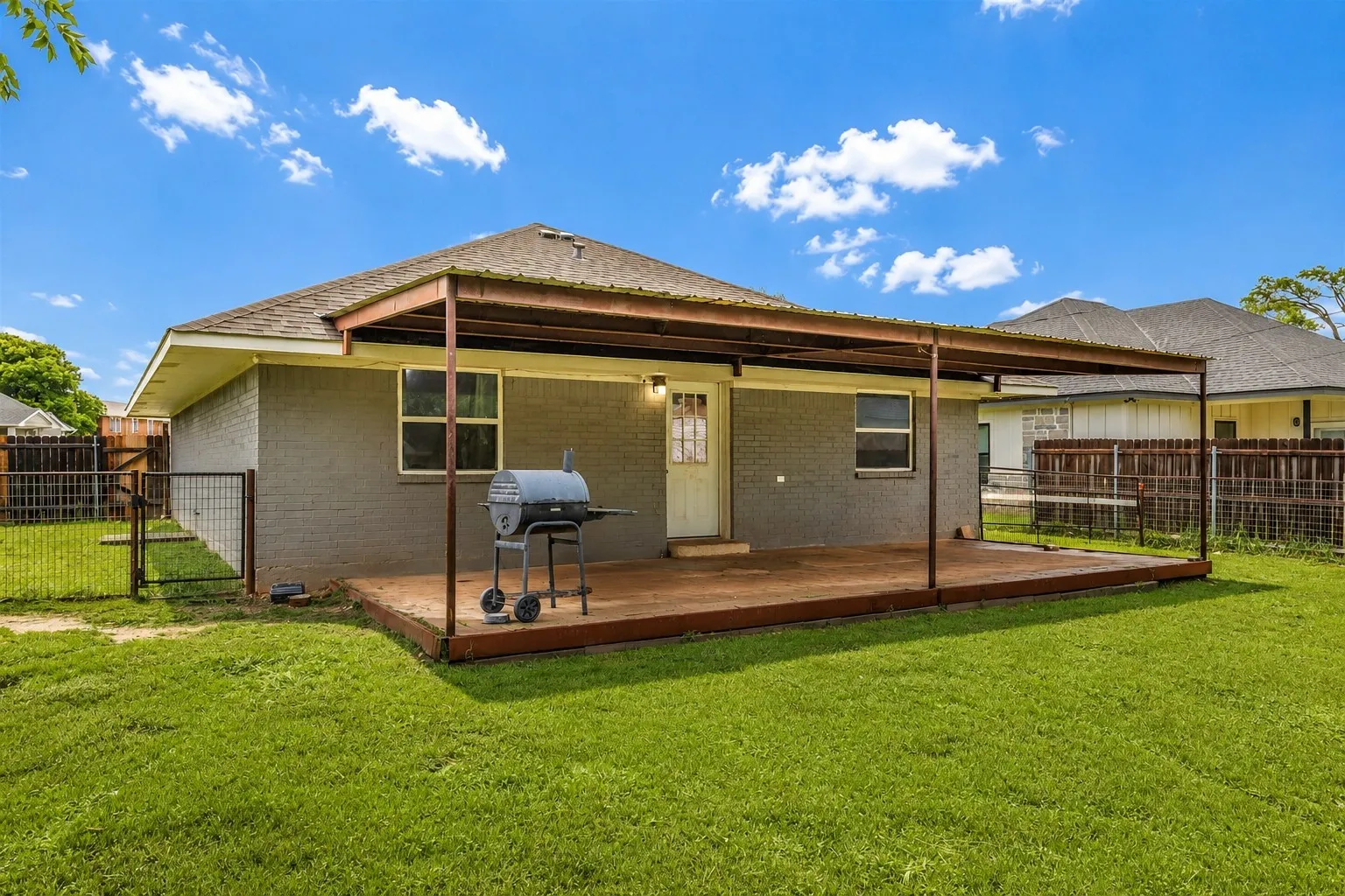 Single Family Residence For Sale in Mc Lennan County , 408 Little Avenue, Mc Gregor, Texas 76657, 3 Bedroom, 2 Bathroom, Garage spaces, 1,394 Sqft, built in 1994, Preowned, mls#21246809, Real Estate Agent in Mc Gregor, Homes For Sale in Mc Lennan county, Homes For Sale in Mc Gregor, Realtor in Mc Gregor Texas, Real Estate Brokerage Independent Realty Texas, Luminita Cordes Realtor