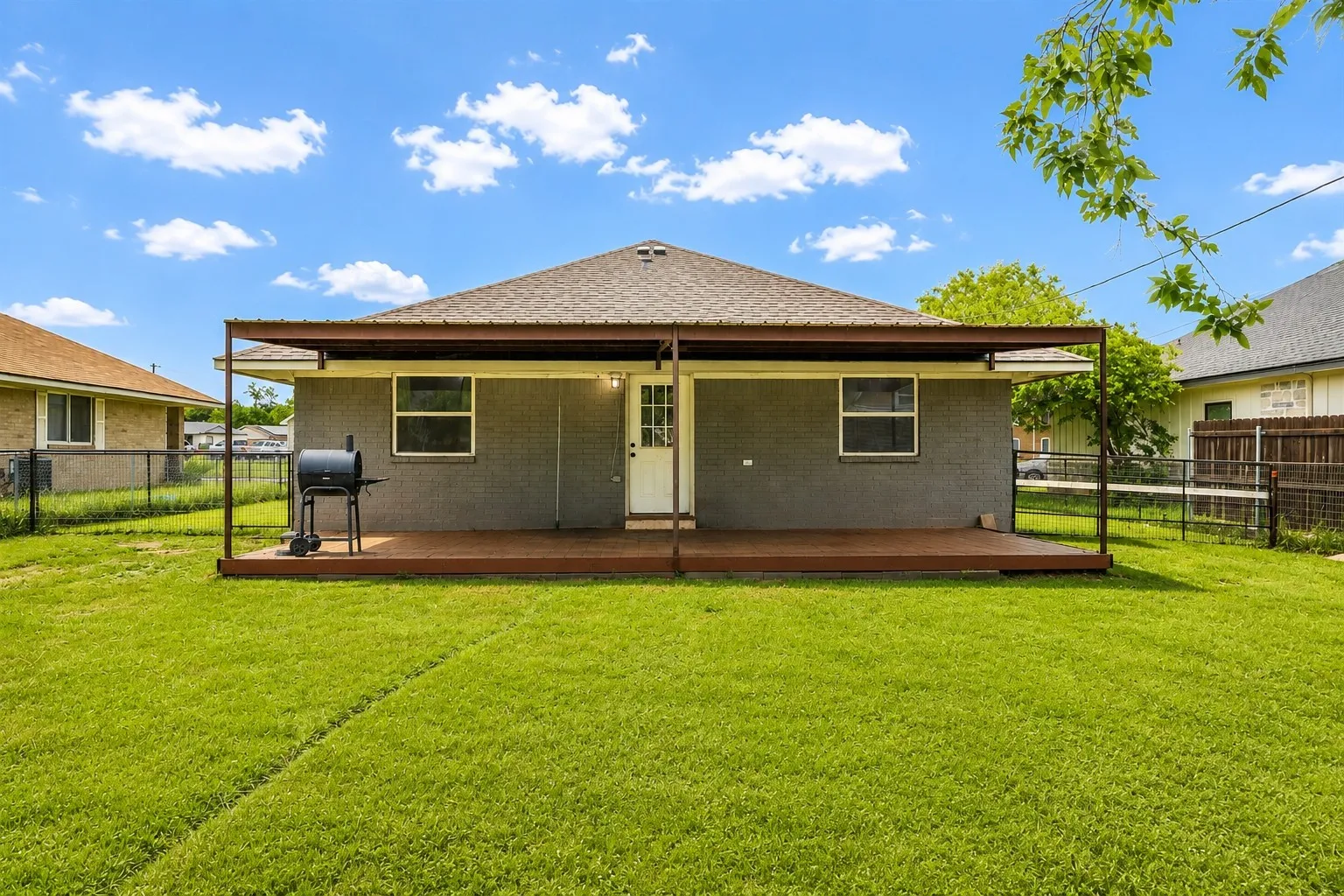 Single Family Residence For Sale in Mc Lennan County , 408 Little Avenue, Mc Gregor, Texas 76657, 3 Bedroom, 2 Bathroom, Garage spaces, 1,394 Sqft, built in 1994, Preowned, mls#21246809, Real Estate Agent in Mc Gregor, Homes For Sale in Mc Lennan county, Homes For Sale in Mc Gregor, Realtor in Mc Gregor Texas, Real Estate Brokerage Independent Realty Texas, Luminita Cordes Realtor
