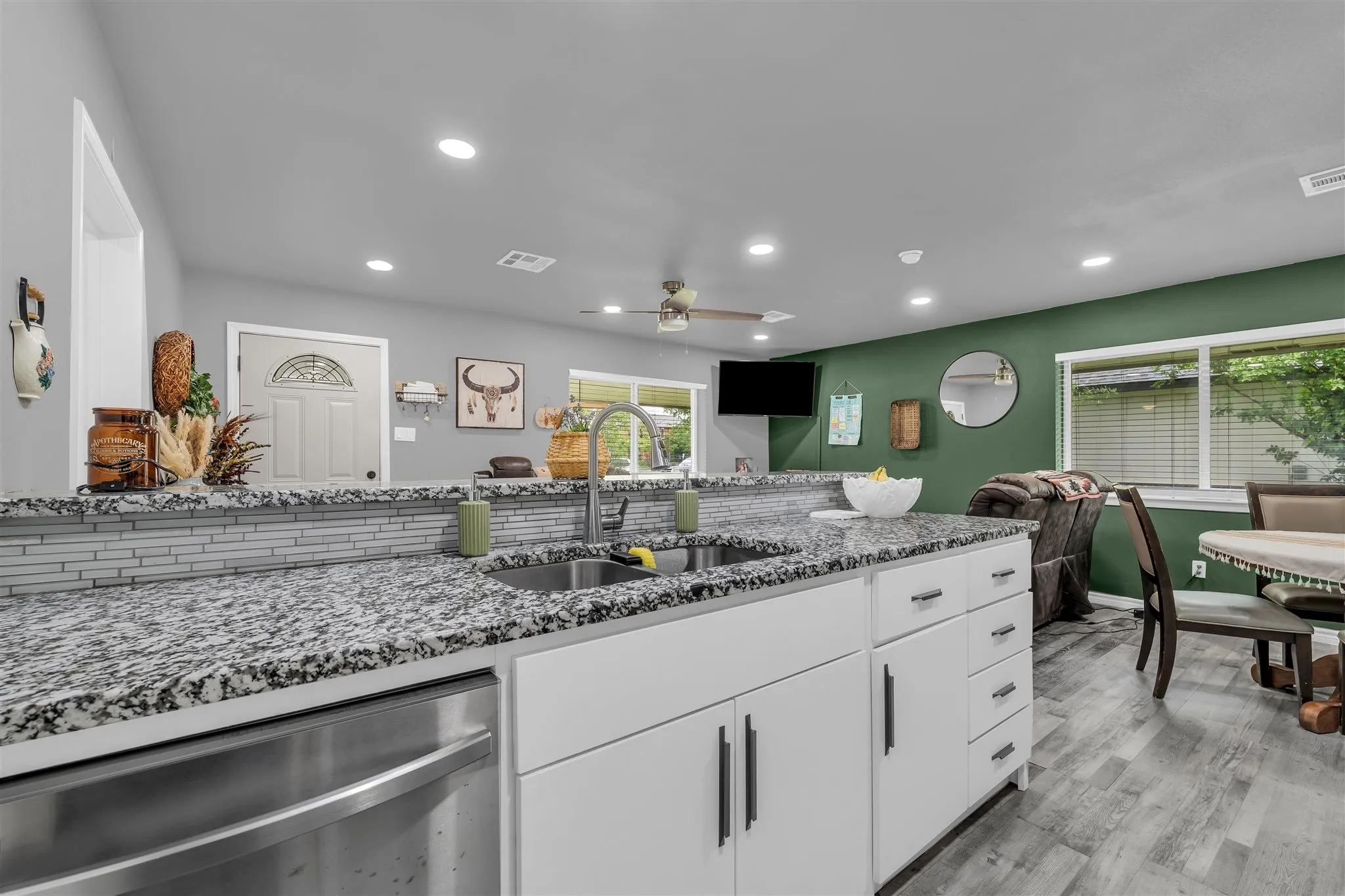 Single Family Residence For Sale in Mc Lennan County , 408 Little Avenue, Mc Gregor, Texas 76657, 3 Bedroom, 2 Bathroom, Garage spaces, 1,394 Sqft, built in 1994, Preowned, mls#21246809, Real Estate Agent in Mc Gregor, Homes For Sale in Mc Lennan county, Homes For Sale in Mc Gregor, Realtor in Mc Gregor Texas, Real Estate Brokerage Independent Realty Texas, Luminita Cordes Realtor