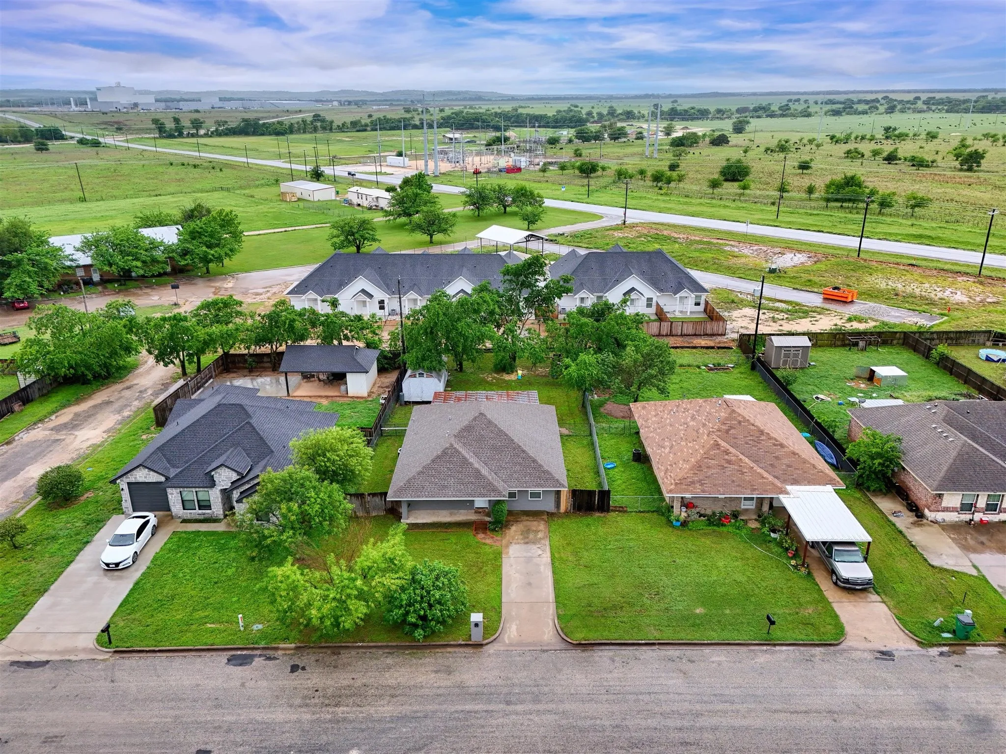 Single Family Residence For Sale in Mc Lennan County , 408 Little Avenue, Mc Gregor, Texas 76657, 3 Bedroom, 2 Bathroom, Garage spaces, 1,394 Sqft, built in 1994, Preowned, mls#21246809, Real Estate Agent in Mc Gregor, Homes For Sale in Mc Lennan county, Homes For Sale in Mc Gregor, Realtor in Mc Gregor Texas, Real Estate Brokerage Independent Realty Texas, Luminita Cordes Realtor