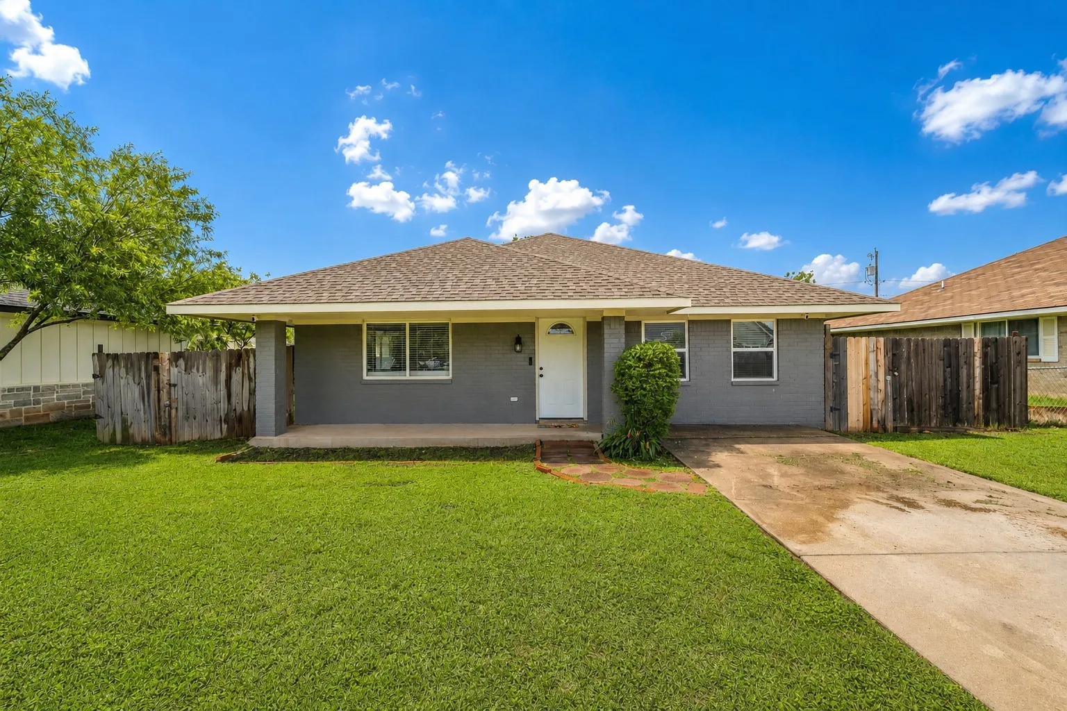 Single Family Residence For Sale in Mc Lennan County , 408 Little Avenue, Mc Gregor, Texas 76657, 3 Bedroom, 2 Bathroom, Garage spaces, 1,394 Sqft, built in 1994, Preowned, mls#21246809, Real Estate Agent in Mc Gregor, Homes For Sale in Mc Lennan county, Homes For Sale in Mc Gregor, Realtor in Mc Gregor Texas, Real Estate Brokerage Independent Realty Texas, Luminita Cordes Realtor