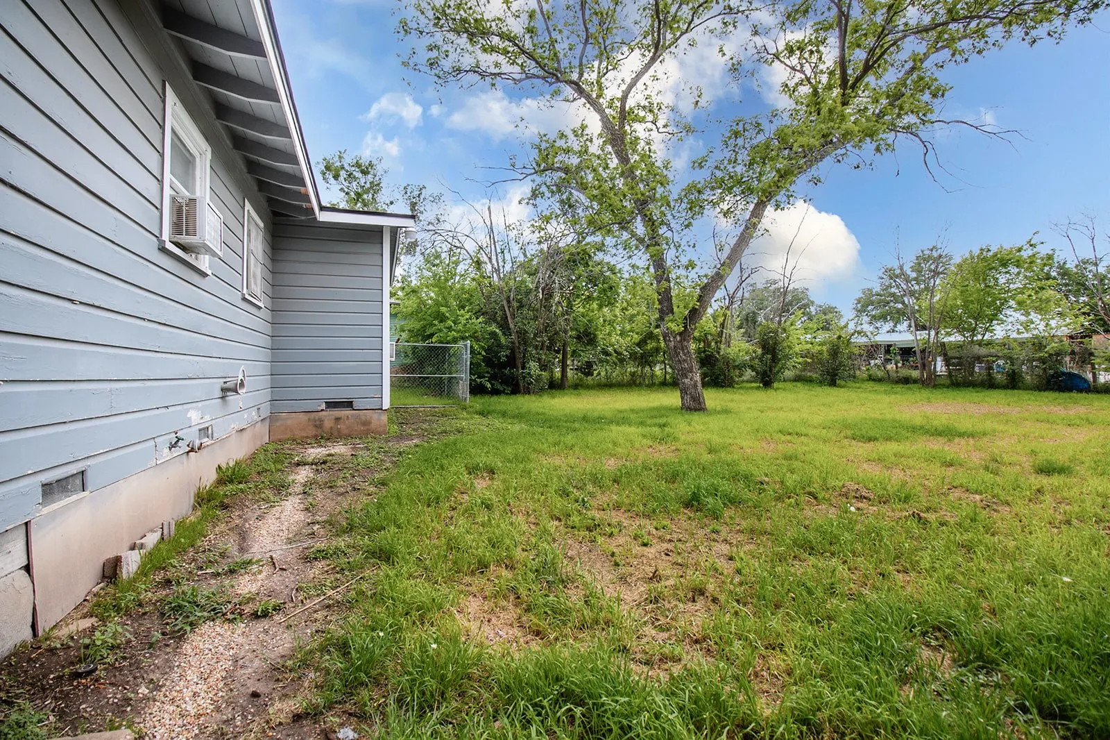 Single Family Residence For Sale in Mc Culloch County , 1928 S Walnut Street, Brady, Texas 76825, 3 Bedroom, 1 Bathroom, Garage spaces, 1,414 Sqft, built in 1950, Price $104,900, mls#21246616, Real Estate Agent in Brady, Homes For Sale in Mc Culloch county, Homes For Sale in Brady, Realtor in Brady Texas, Real Estate Brokerage Independent Realty Texas, Luminita Cordes Realtor
