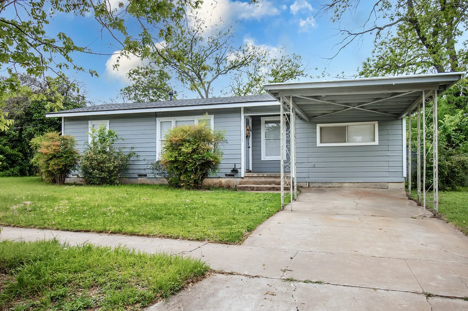 Single Family Residence For Sale in Mc Culloch County , 1928 S Walnut Street, Brady, Texas 76825, 3 Bedroom, 1 Bathroom, Garage spaces, 1,414 Sqft, built in 1950, Price $104,900, mls#21246616, Real Estate Agent in Brady, Homes For Sale in Mc Culloch county, Homes For Sale in Brady, Realtor in Brady Texas, Real Estate Brokerage Independent Realty Texas, Luminita Cordes Realtor