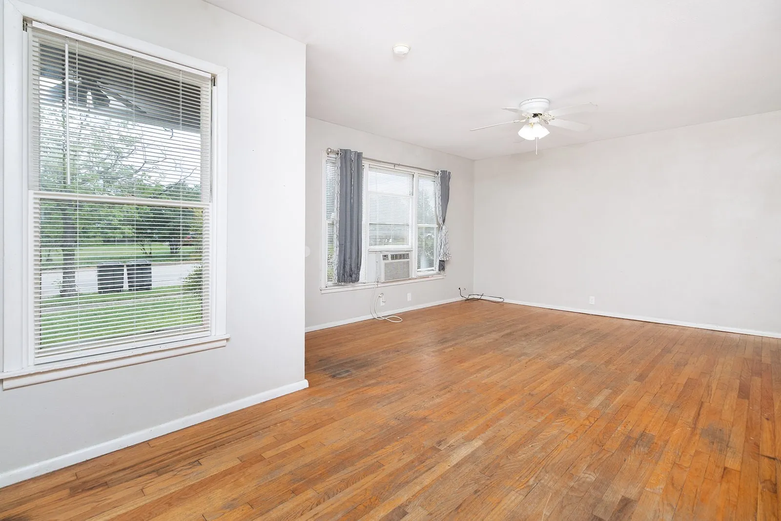 Single Family Residence For Sale in Mc Culloch County , 1928 S Walnut Street, Brady, Texas 76825, 3 Bedroom, 1 Bathroom, Garage spaces, 1,414 Sqft, built in 1950, Price $104,900, mls#21246616, Real Estate Agent in Brady, Homes For Sale in Mc Culloch county, Homes For Sale in Brady, Realtor in Brady Texas, Real Estate Brokerage Independent Realty Texas, Luminita Cordes Realtor