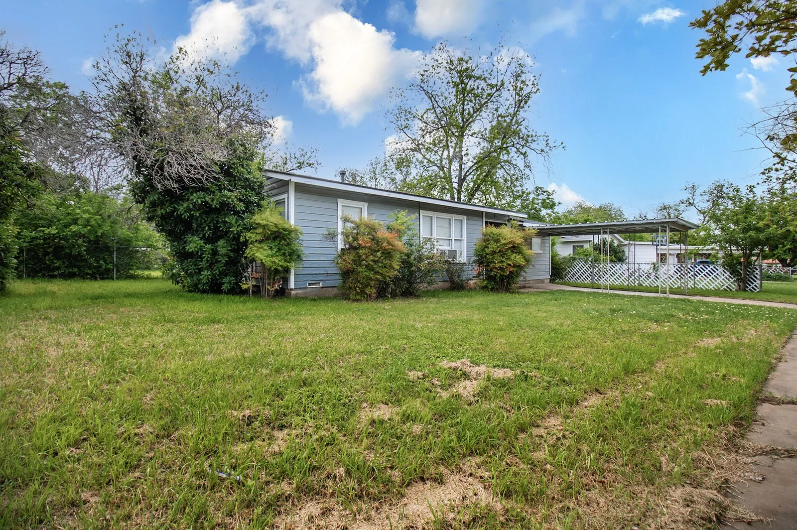 Single Family Residence For Sale in Mc Culloch County , 1928 S Walnut Street, Brady, Texas 76825, 3 Bedroom, 1 Bathroom, Garage spaces, 1,414 Sqft, built in 1950, Price $104,900, mls#21246616, Real Estate Agent in Brady, Homes For Sale in Mc Culloch county, Homes For Sale in Brady, Realtor in Brady Texas, Real Estate Brokerage Independent Realty Texas, Luminita Cordes Realtor