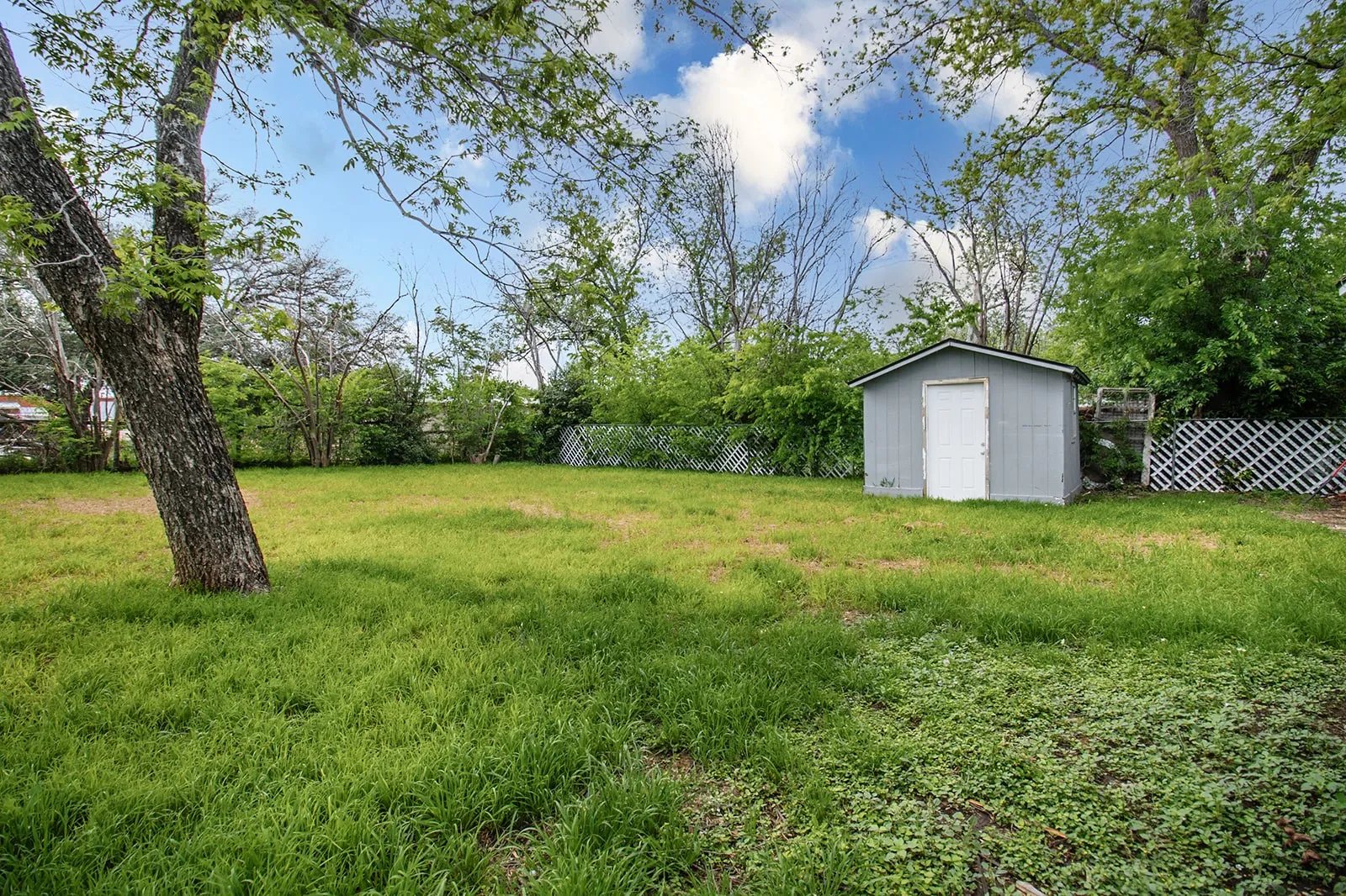 Single Family Residence For Sale in Mc Culloch County , 1928 S Walnut Street, Brady, Texas 76825, 3 Bedroom, 1 Bathroom, Garage spaces, 1,414 Sqft, built in 1950, Price $104,900, mls#21246616, Real Estate Agent in Brady, Homes For Sale in Mc Culloch county, Homes For Sale in Brady, Realtor in Brady Texas, Real Estate Brokerage Independent Realty Texas, Luminita Cordes Realtor