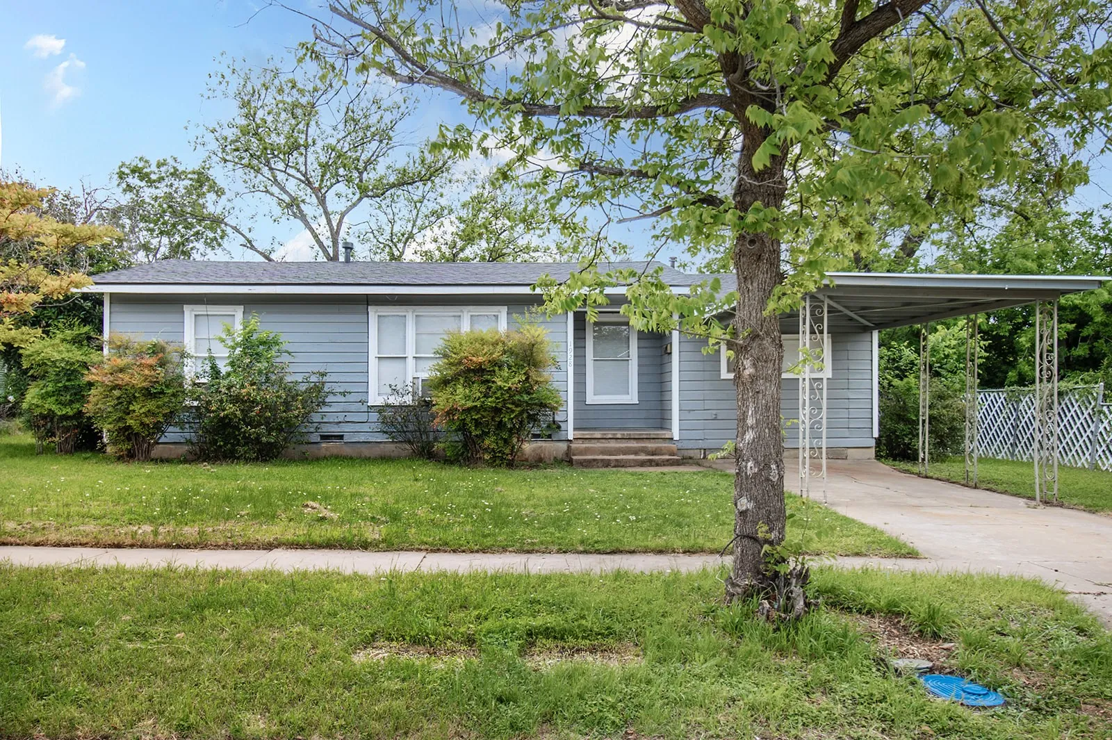 Single Family Residence For Sale in Mc Culloch County , 1928 S Walnut Street, Brady, Texas 76825, 3 Bedroom, 1 Bathroom, Garage spaces, 1,414 Sqft, built in 1950, Price $104,900, mls#21246616, Real Estate Agent in Brady, Homes For Sale in Mc Culloch county, Homes For Sale in Brady, Realtor in Brady Texas, Real Estate Brokerage Independent Realty Texas, Luminita Cordes Realtor