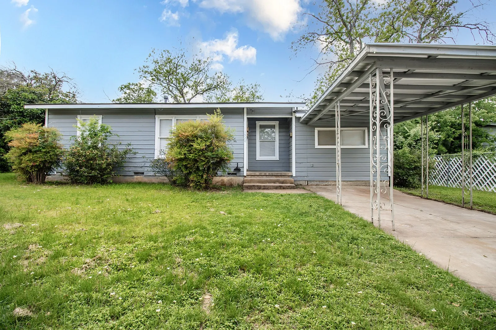 Single Family Residence For Sale in Mc Culloch County , 1928 S Walnut Street, Brady, Texas 76825, 3 Bedroom, 1 Bathroom, Garage spaces, 1,414 Sqft, built in 1950, Price $104,900, mls#21246616, Real Estate Agent in Brady, Homes For Sale in Mc Culloch county, Homes For Sale in Brady, Realtor in Brady Texas, Real Estate Brokerage Independent Realty Texas, Luminita Cordes Realtor