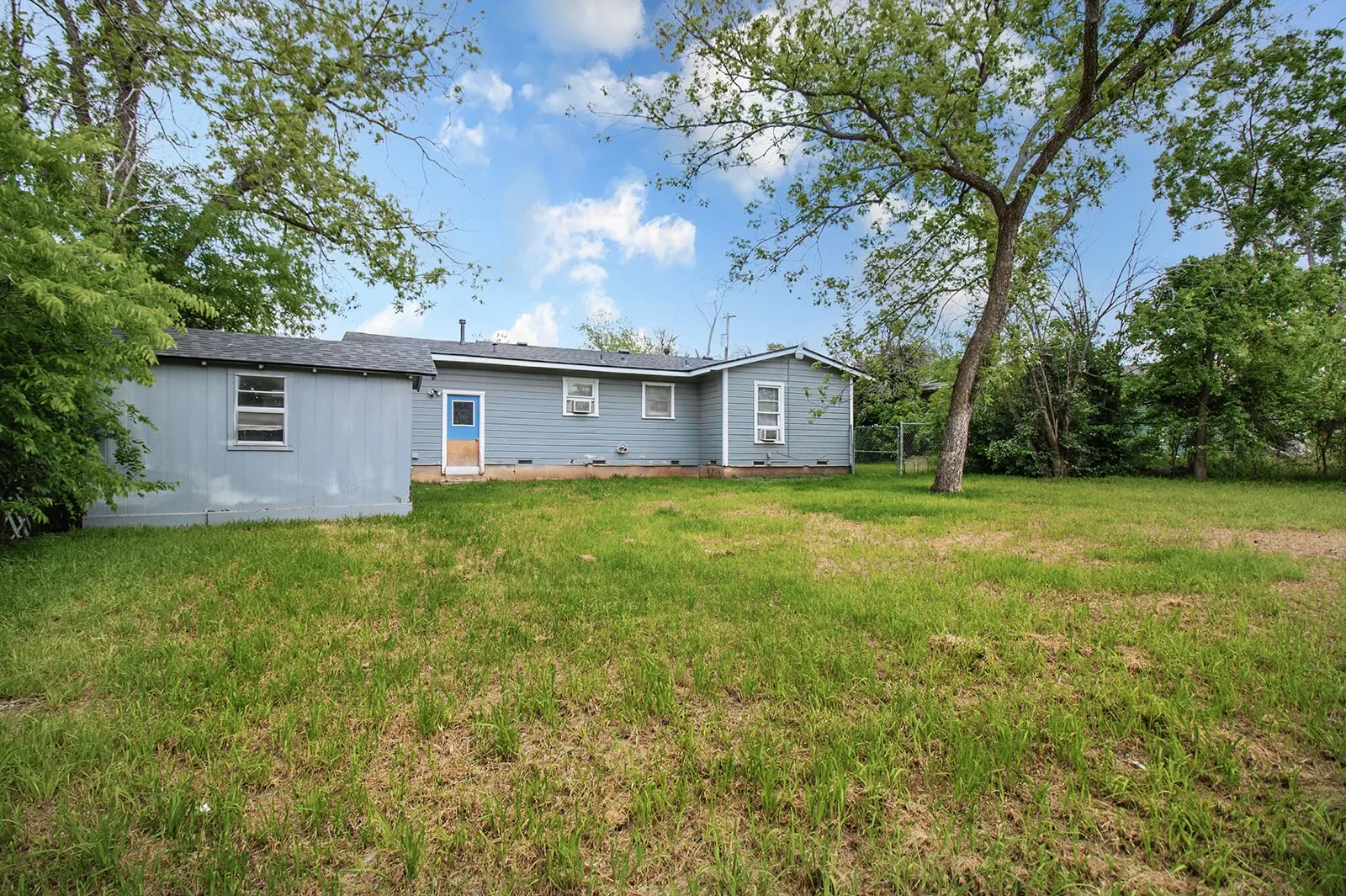 Single Family Residence For Sale in Mc Culloch County , 1928 S Walnut Street, Brady, Texas 76825, 3 Bedroom, 1 Bathroom, Garage spaces, 1,414 Sqft, built in 1950, Price $104,900, mls#21246616, Real Estate Agent in Brady, Homes For Sale in Mc Culloch county, Homes For Sale in Brady, Realtor in Brady Texas, Real Estate Brokerage Independent Realty Texas, Luminita Cordes Realtor