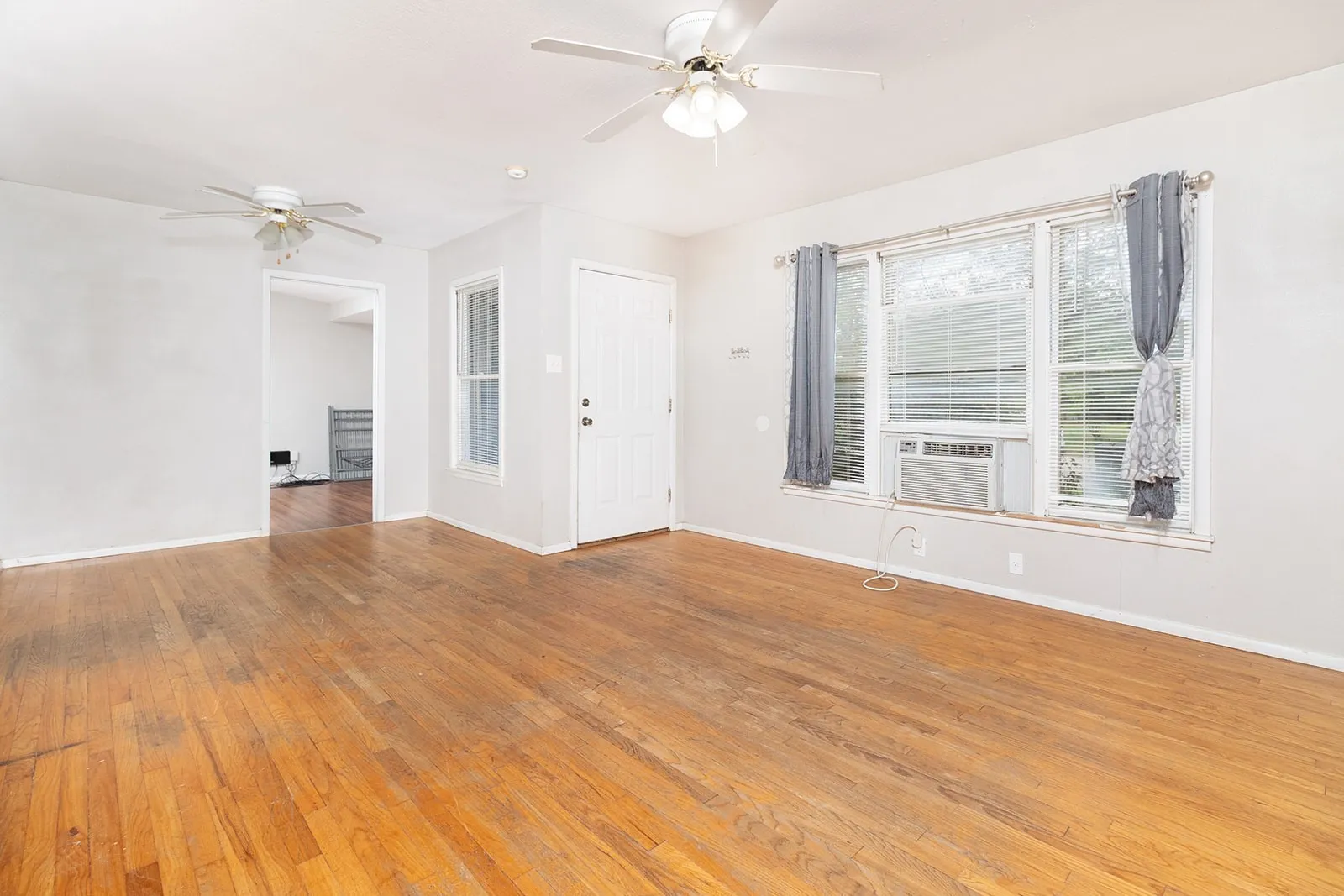 Single Family Residence For Sale in Mc Culloch County , 1928 S Walnut Street, Brady, Texas 76825, 3 Bedroom, 1 Bathroom, Garage spaces, 1,414 Sqft, built in 1950, Price $104,900, mls#21246616, Real Estate Agent in Brady, Homes For Sale in Mc Culloch county, Homes For Sale in Brady, Realtor in Brady Texas, Real Estate Brokerage Independent Realty Texas, Luminita Cordes Realtor