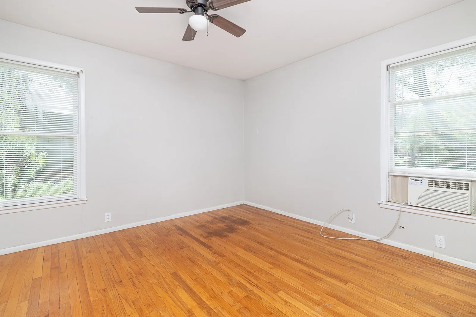 Single Family Residence For Sale in Mc Culloch County , 1928 S Walnut Street, Brady, Texas 76825, 3 Bedroom, 1 Bathroom, Garage spaces, 1,414 Sqft, built in 1950, Price $104,900, mls#21246616, Real Estate Agent in Brady, Homes For Sale in Mc Culloch county, Homes For Sale in Brady, Realtor in Brady Texas, Real Estate Brokerage Independent Realty Texas, Luminita Cordes Realtor